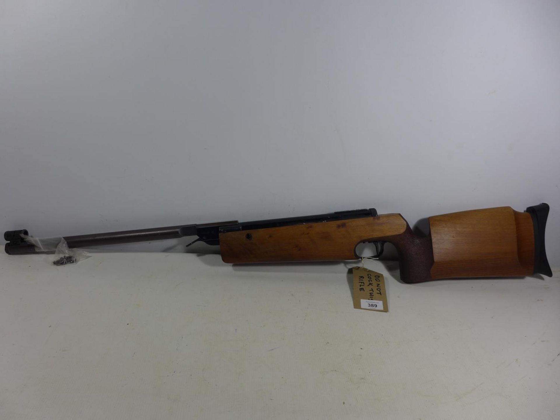 A WALTHER CALIBRE 4.5 TARGET AIR RIFLE, SERIAL NUMBER 255945, LENGTH OF BARREL 45CM, LENGTH 106CM