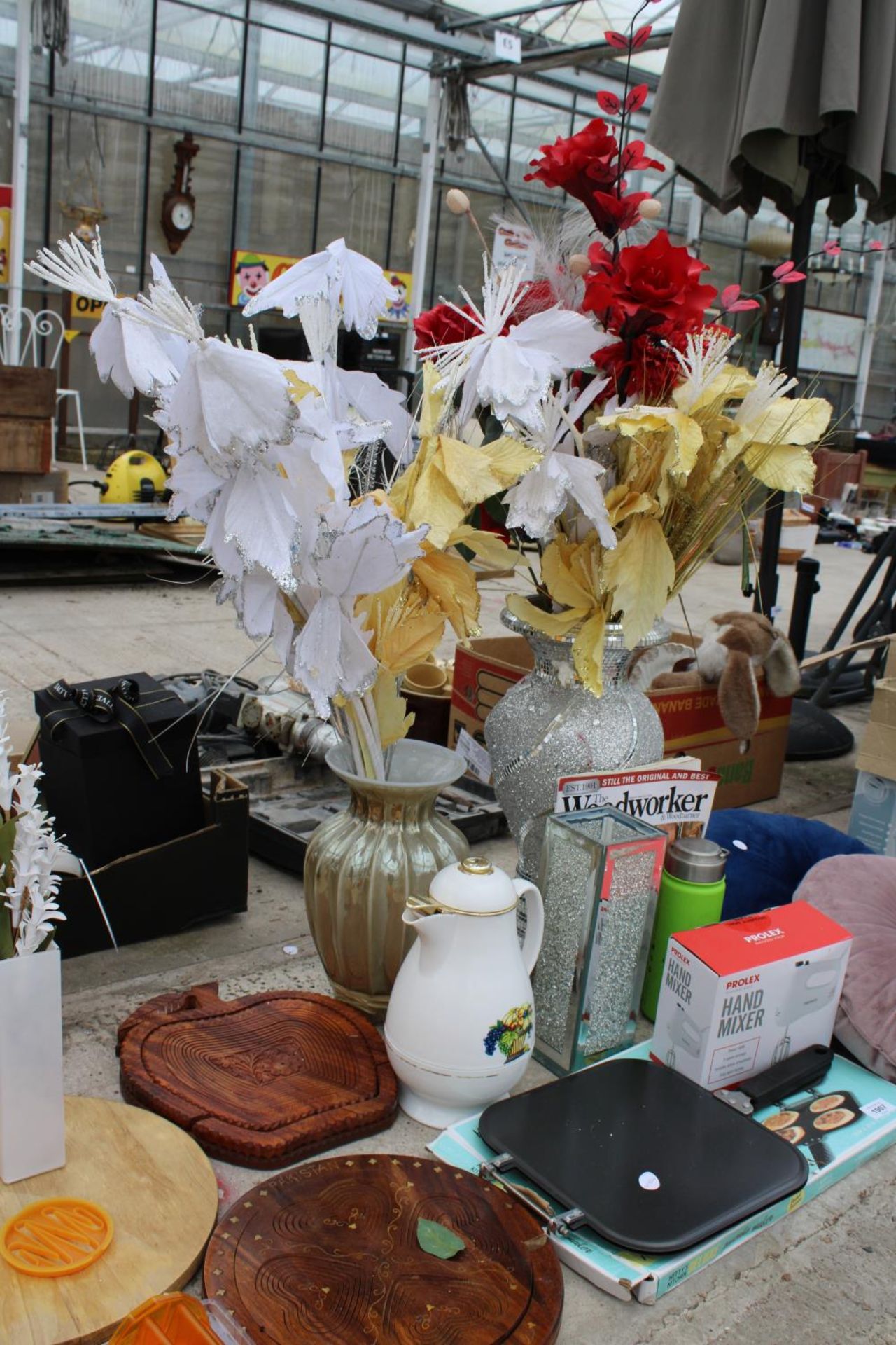 AN ASSORTMENT OF HOUSEHOLD ITEMS TO INCLUDE SERVING TRAYS, ARTIFICIAL FLOWERS AND VASES ETC - Image 2 of 4