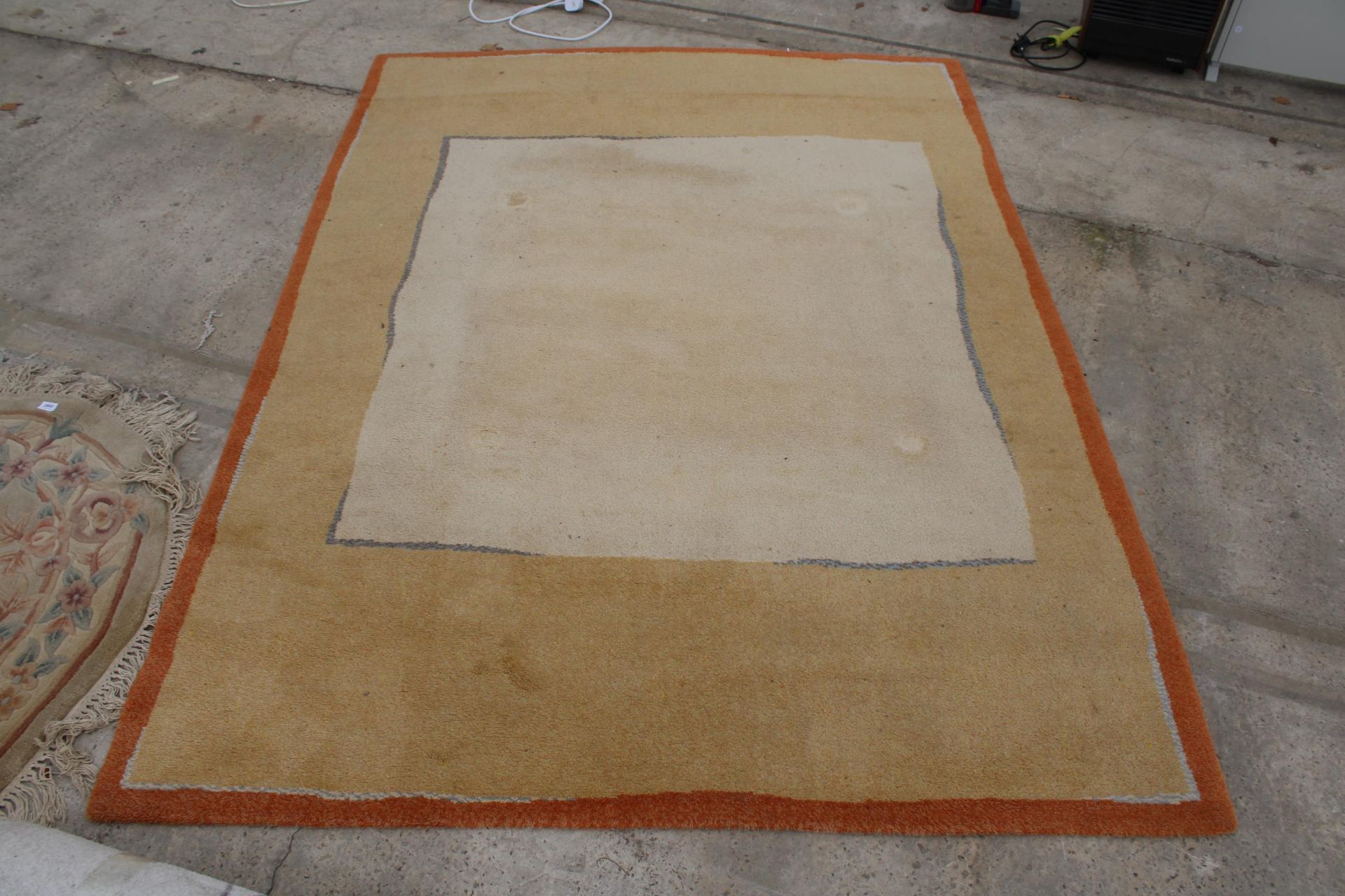 A LARGE MODERN ORANGE RUG - Image 2 of 4