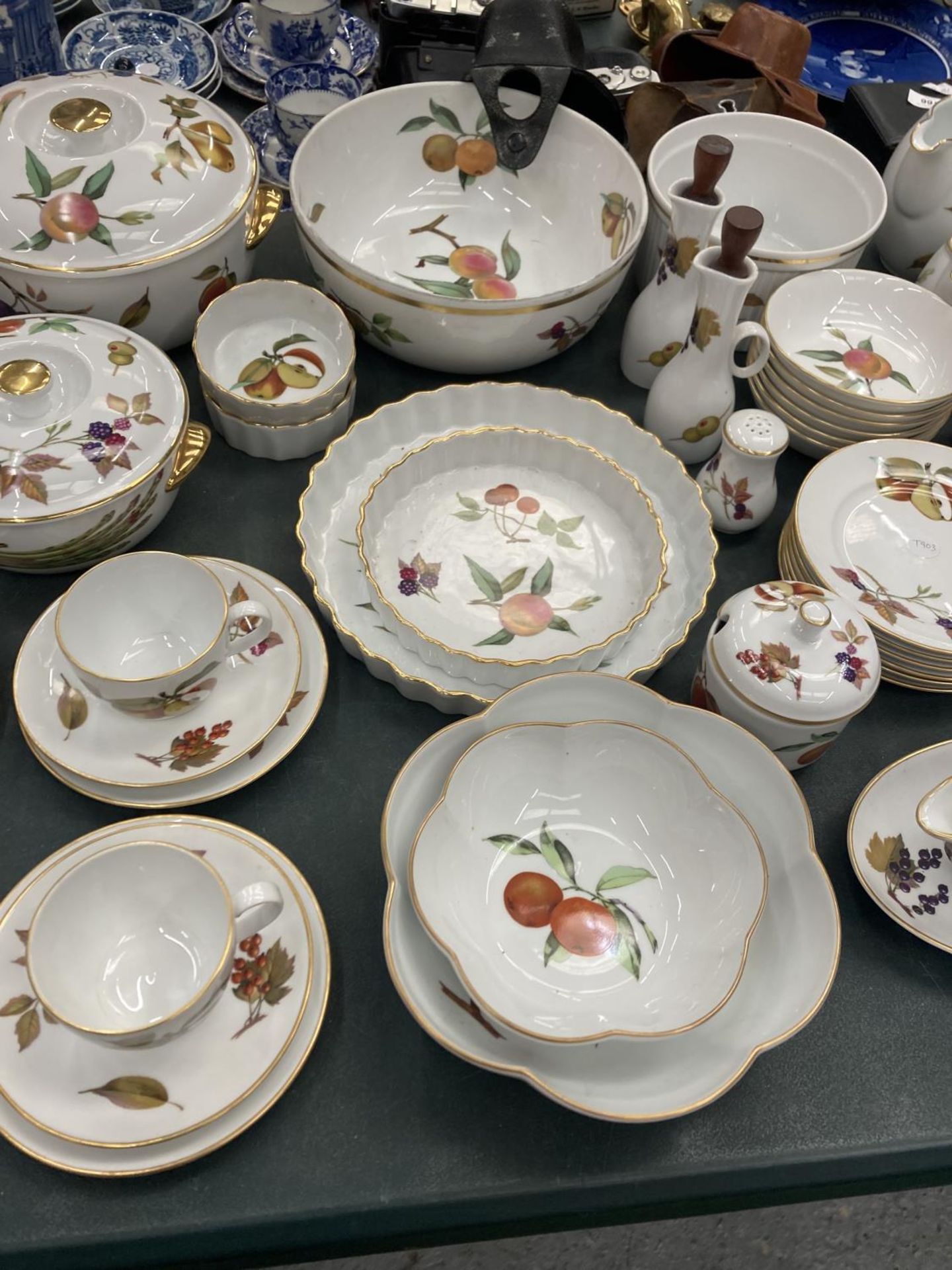 A LARGE COLLECTION OF ROYAL WORCESTER EVESHAM DINNERWARE TO INCLUDE LIDDED SERVING DISHES, PLATES, - Bild 3 aus 7