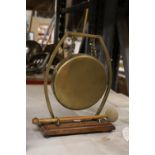 A BRASS TABLE TOP GONG WITH HAMMER - APPROXIMATELY 26CM HIGH