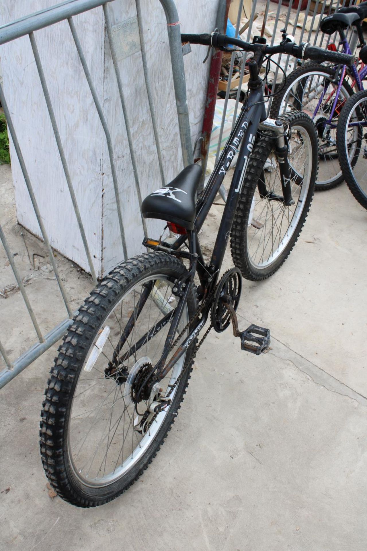 A BOYS MOUNTAIN BIKE WITH FRONT SUSPENSION AND 18 SPEED GEAR SYSTEM - Image 2 of 3