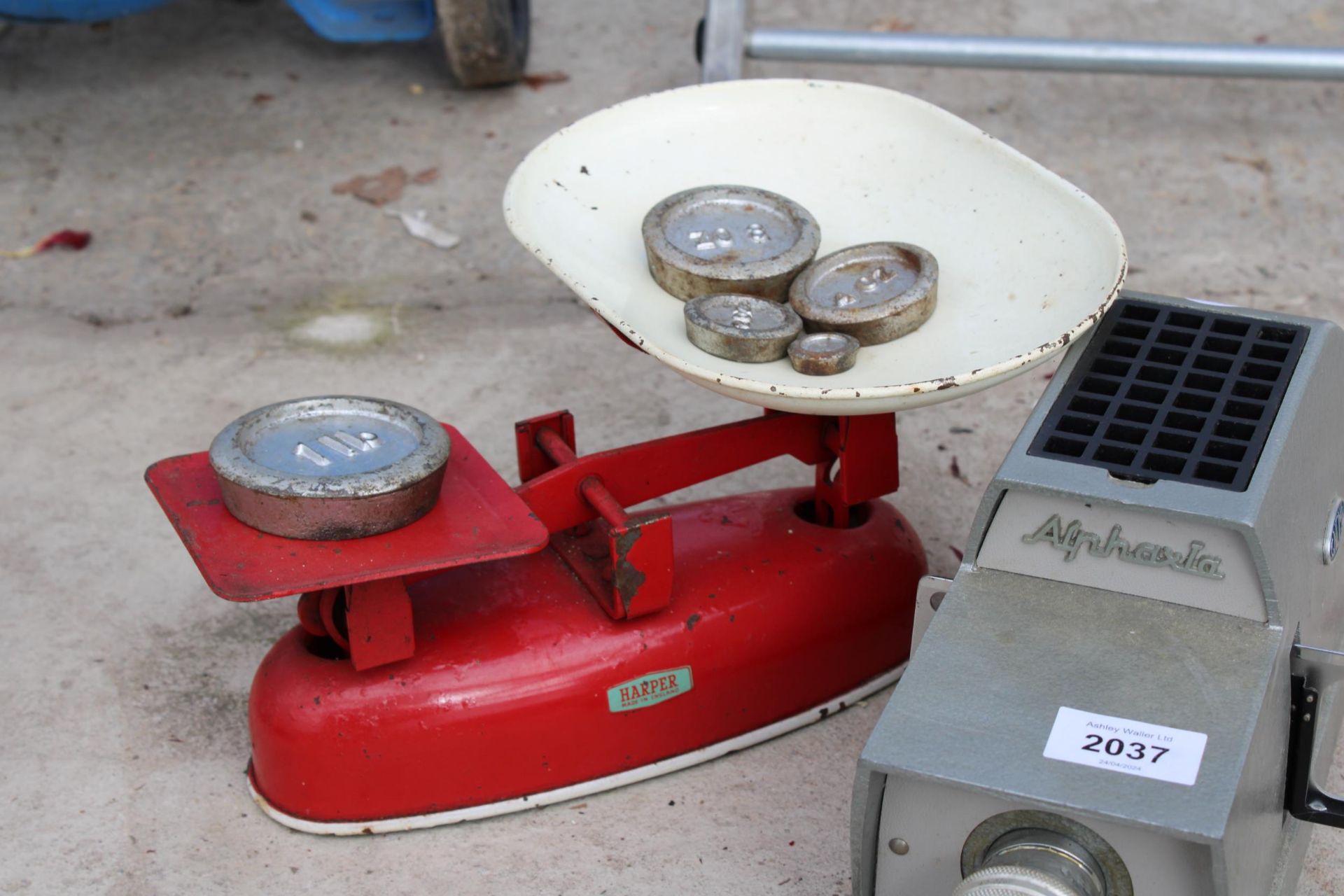 TWO ITEMS TO INCLUDE A SET OF VINTAGE SCALES AND WEIGHTS AND A VINTAGE PROJECTOR - Image 2 of 2