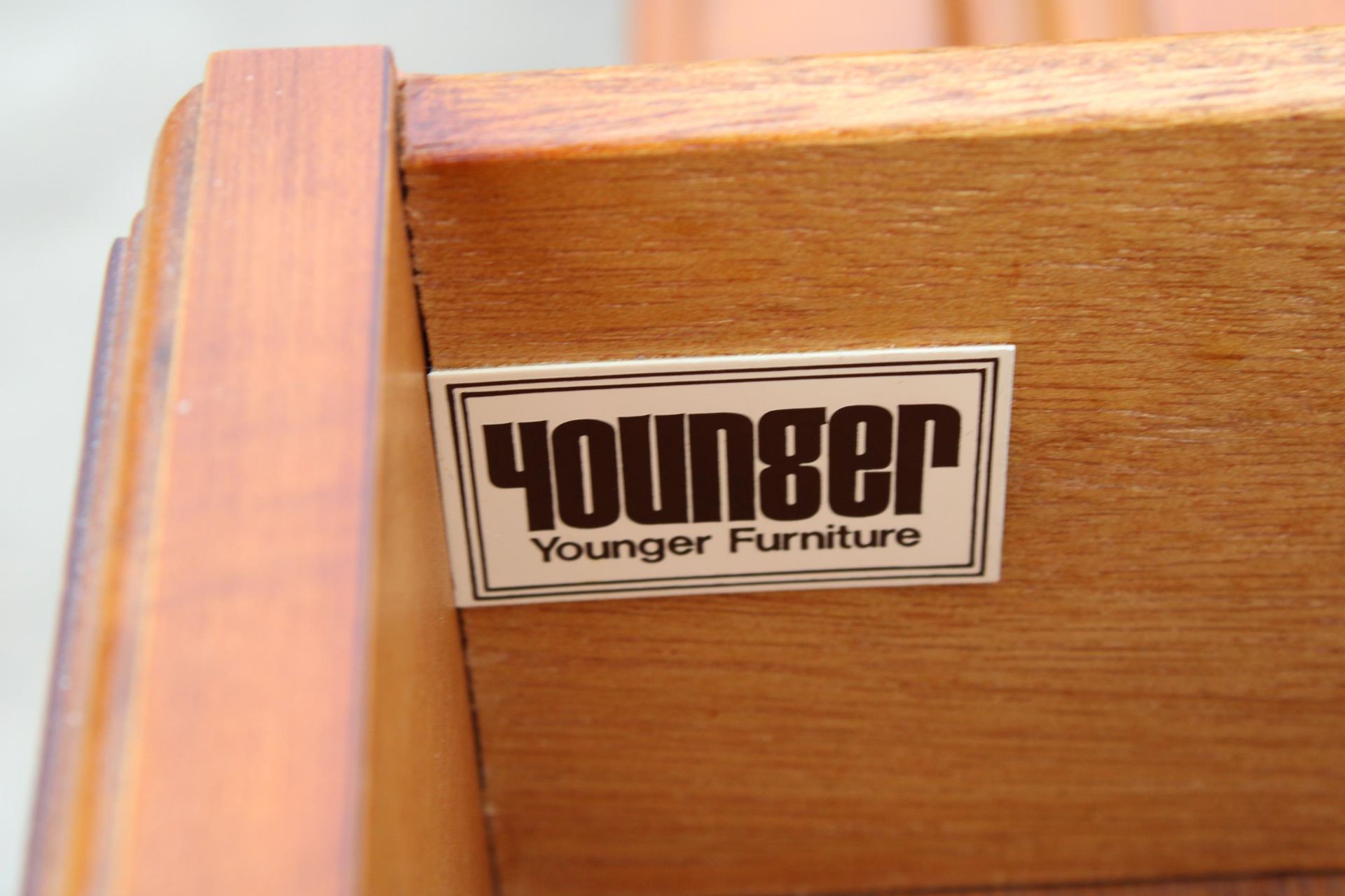 A PAIR OF YOUNGER FURNITURE BEDSIDE CHESTS OF 3 DRAWERS ON BRACKET FEET - Image 4 of 5