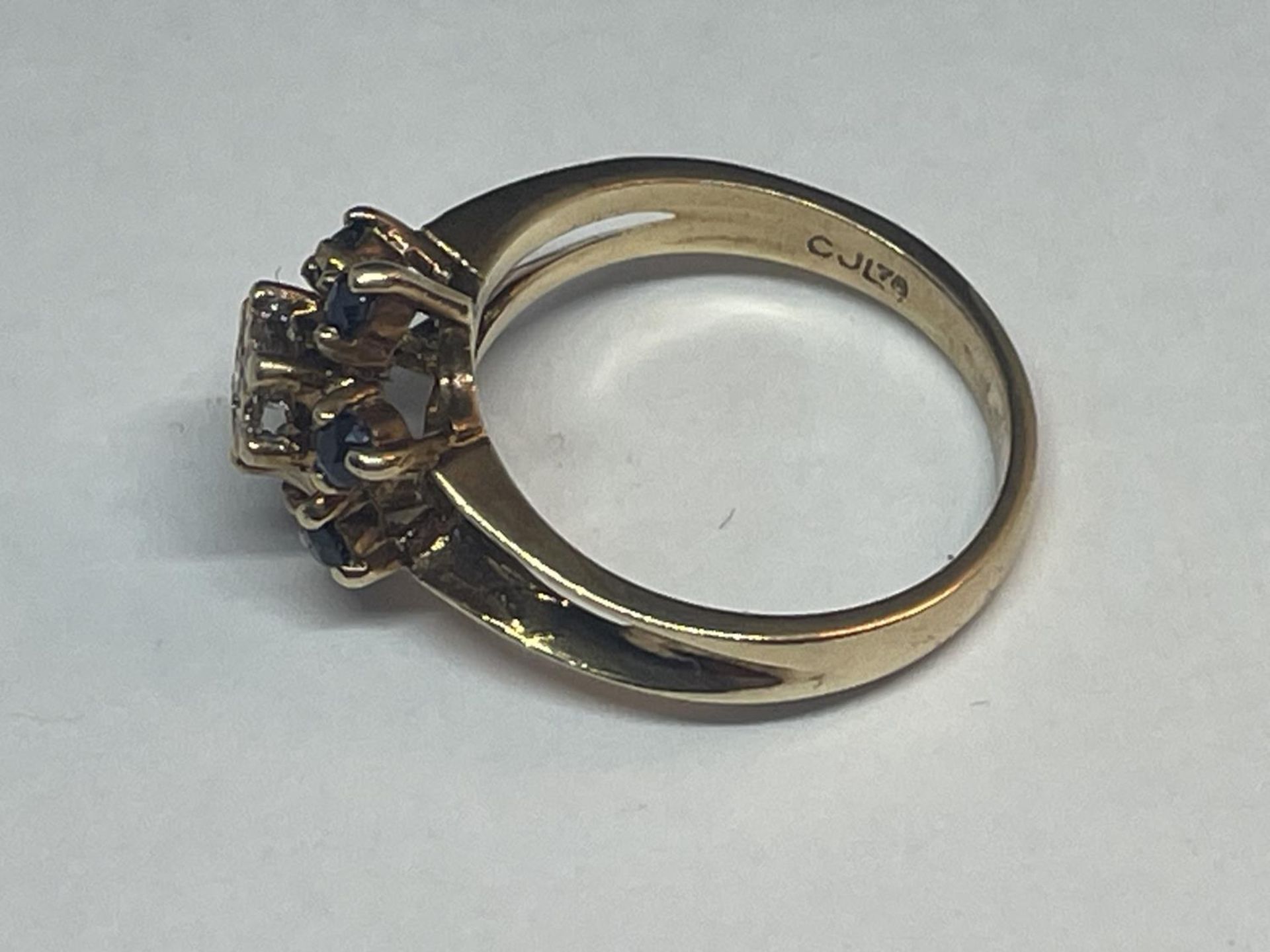 A 9 CARAT GOLD RING WITH A CLUSTER OF DIAMONDS AND SAPPHIRES SIZE K/L - Image 2 of 3