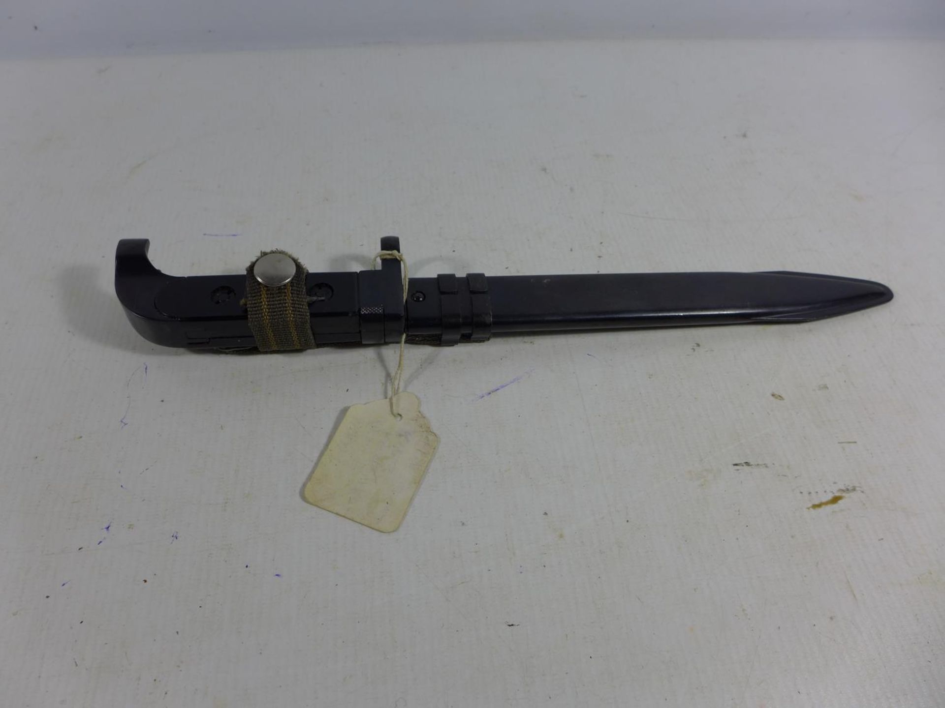 A RUSSIAN/EAST GERMAN AK47 BAYONET AND SCABBARD, 20CM BLADE, LENGTH 33CM - Image 3 of 3