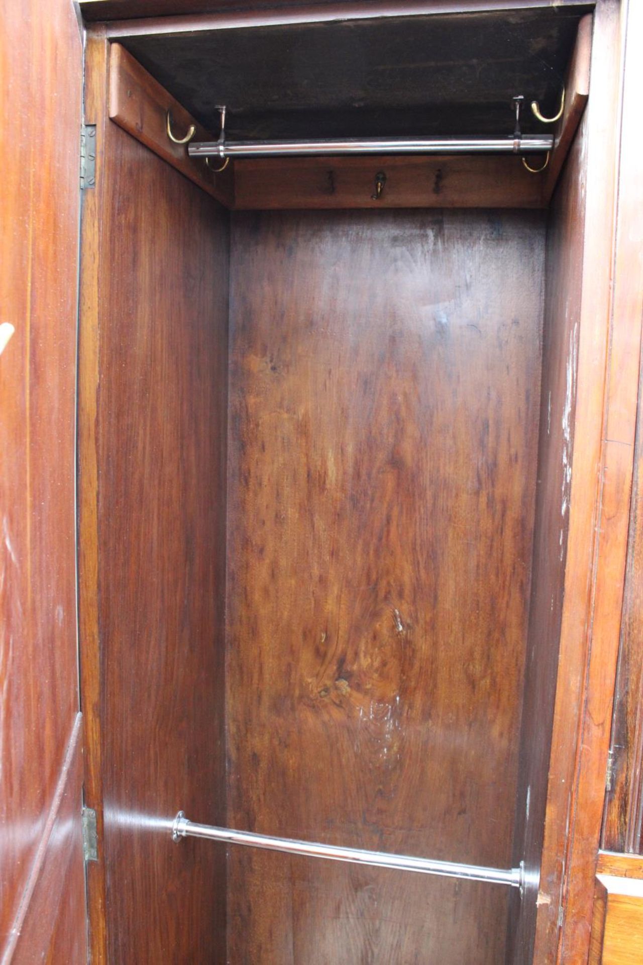 A LATE VICTORIAN MAHOGANY DOUBLE MIRROR-DOOR WARDROBE ENCLOSING 2 CUPBOARDS, 2 SHORT AND 3 LONG - Image 3 of 6