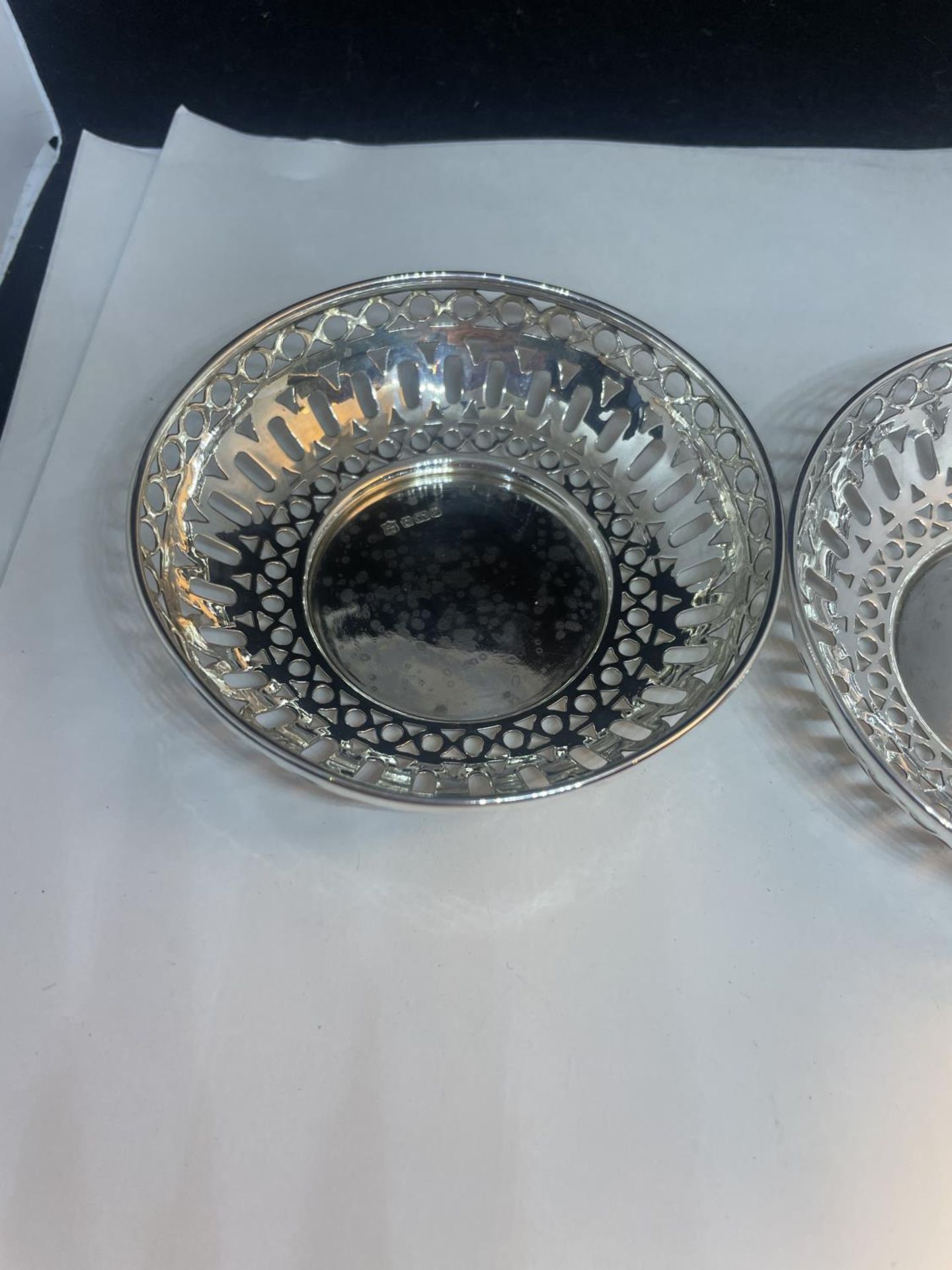 A PAIR OF HALLMARKED SHEFFIELD SILVER PIERCED DISHES - Image 3 of 5