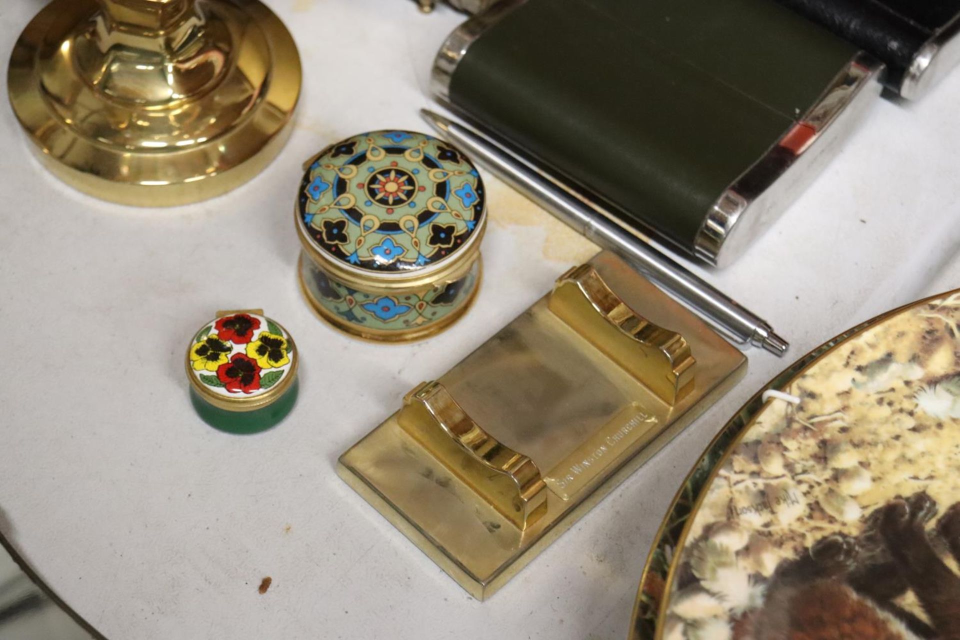 A MIXED LOT TO INCLUDE A QUARTZ CARRIAGE CLOCK, HIP FLASKS, TRINKET POTS, ETC - Image 4 of 4