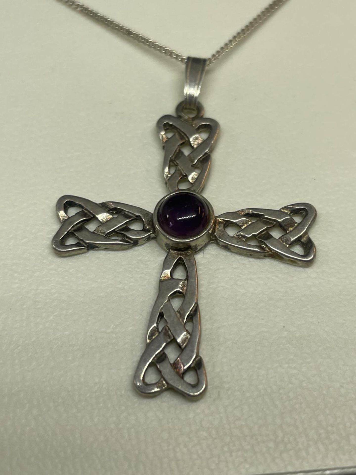 A SILVER CHAIN AND CRUCIFIX IN A PRESENTATION BOX - Image 2 of 3