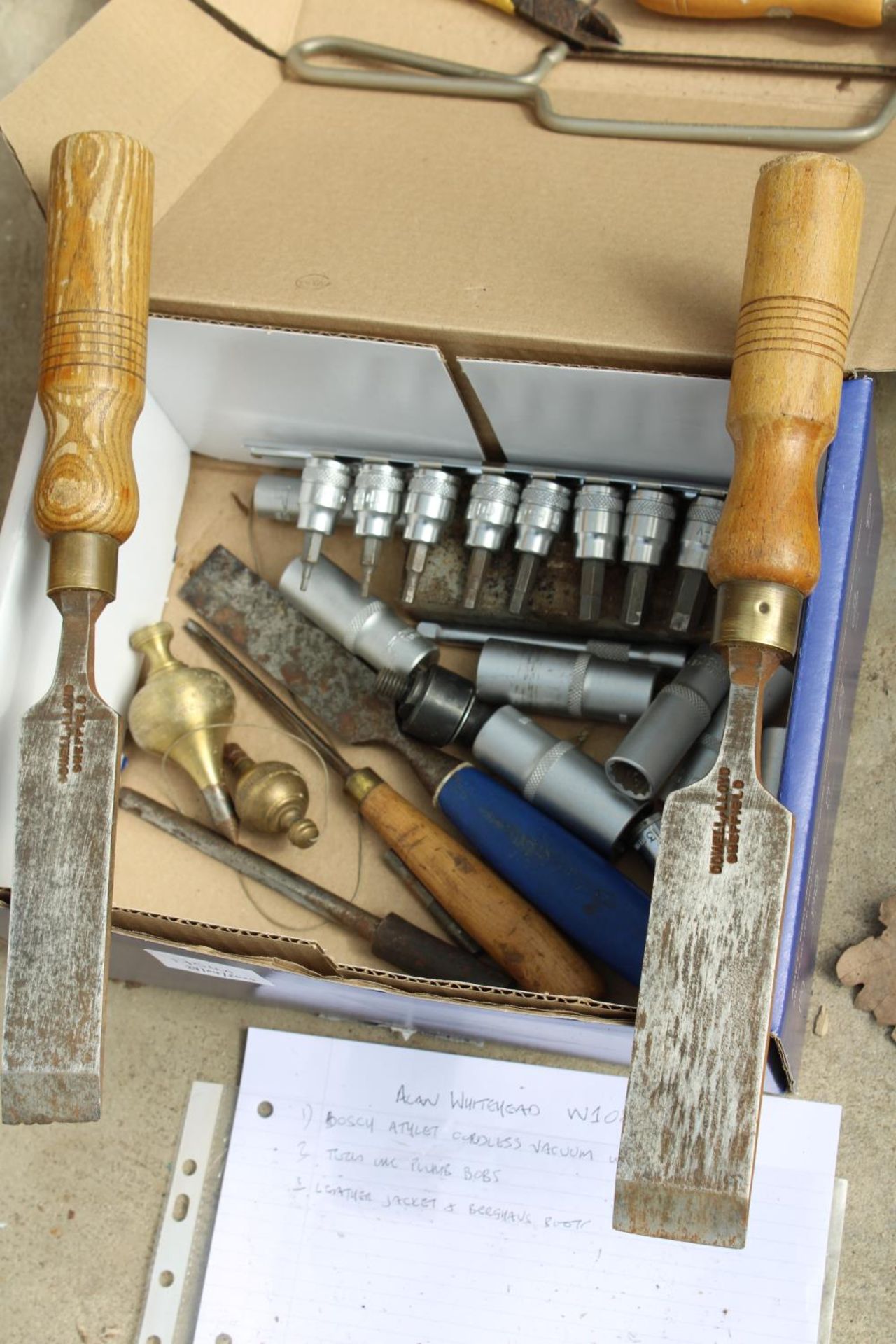 AN ASSORTMENT OF TOOLS TO INCLUDE CHISELS, PLUMB BOBS AND A JUNIOR HACKSAW ETC