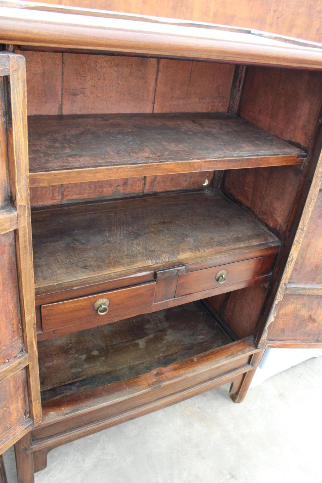 A CHINESE ELM TAPERING TWO DOOR CABINET WITH BRASS HANDLES AND LOCK WITH TWO INTERNAL DRAWERS, 36" - Bild 3 aus 3