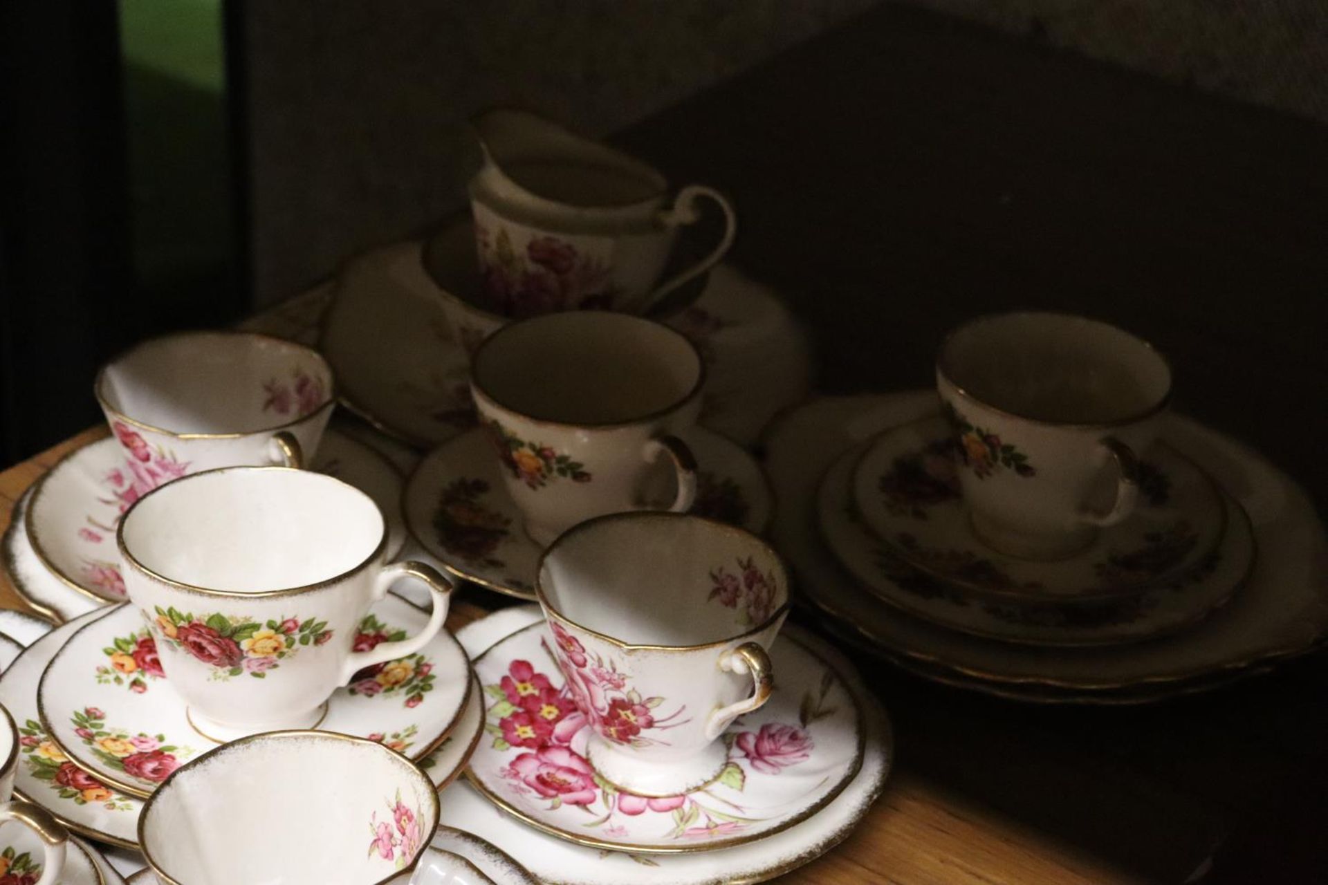 A COLLECTION OF VINTAGE CHINA TRIOS TO INCLUDE FENTON AND ROSLYN, PLUS CAKE PLATES, A CREAM JUG - Image 4 of 5