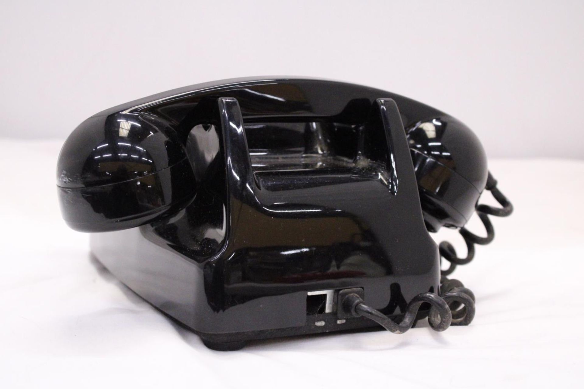 A VINTAGE BLACK TELEPHONE WITH DIAL - Image 5 of 6