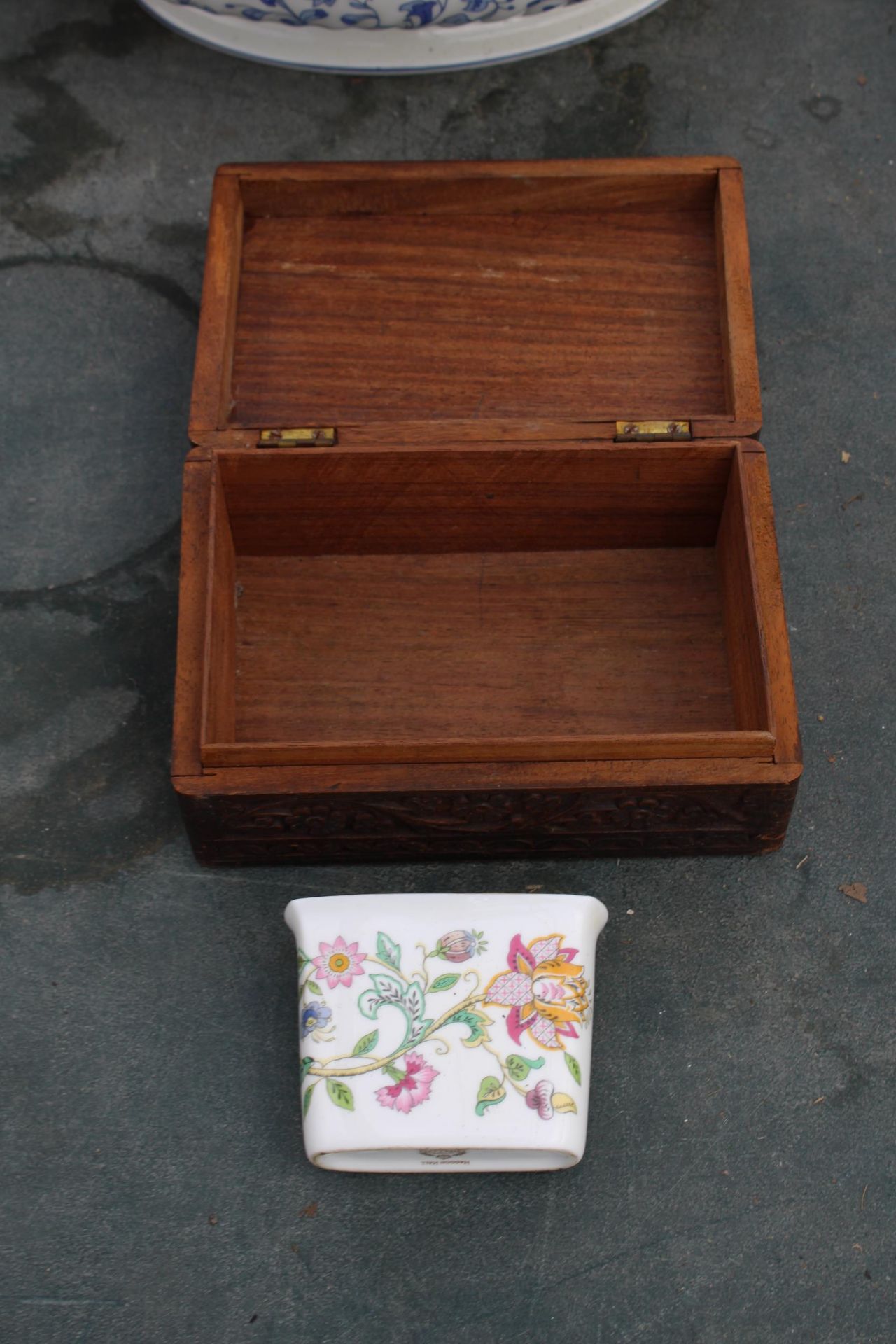 THREE ITEMS TO INCLUDE TWO PIECES OF MINTON AND A HAND CARVED HARDWOOD JEWELLERY BOX - Image 2 of 5