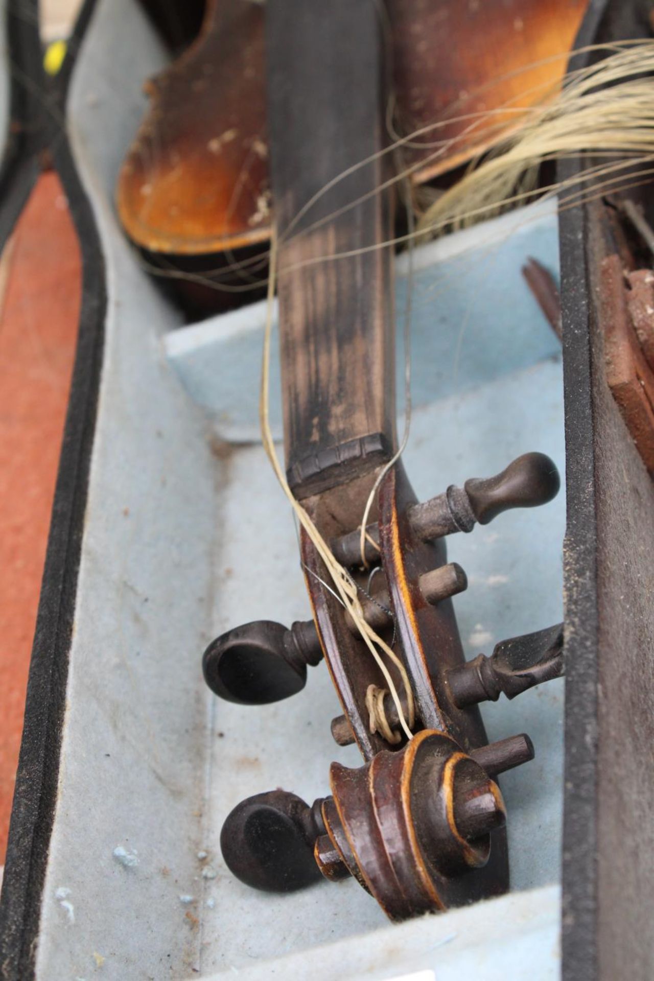 A VINTAGE CASED VIOLIN WITH BOW FOR RESTORATION - Image 3 of 4