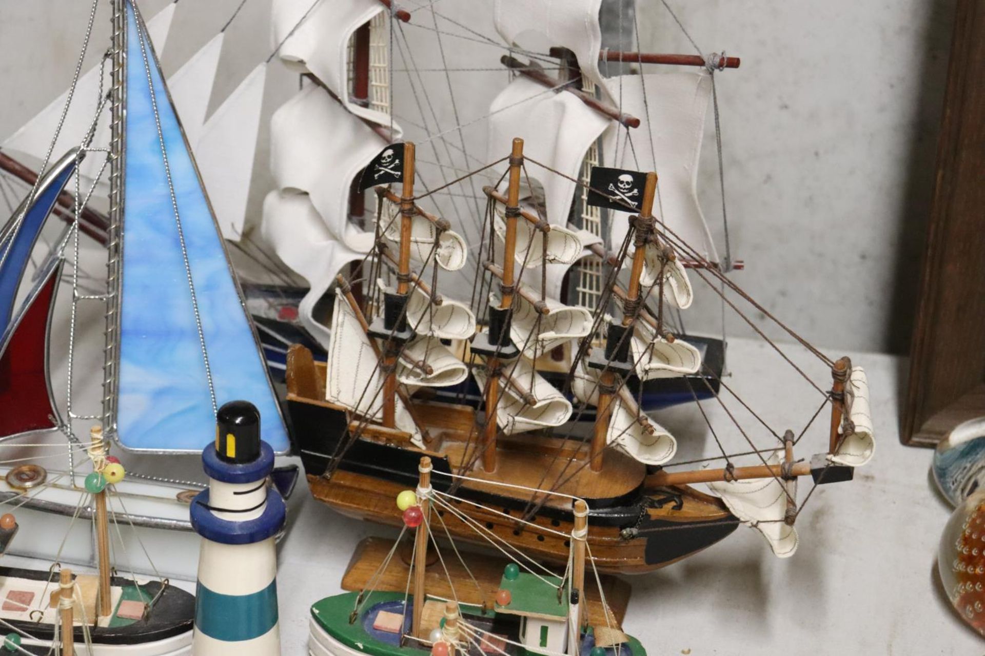 A QUANTITY OF NAUTICAL ITEMS TO INCLUDE SHIPS, BOATS, LIGHTHOUSES, FIGUTR, ETC - Image 4 of 6