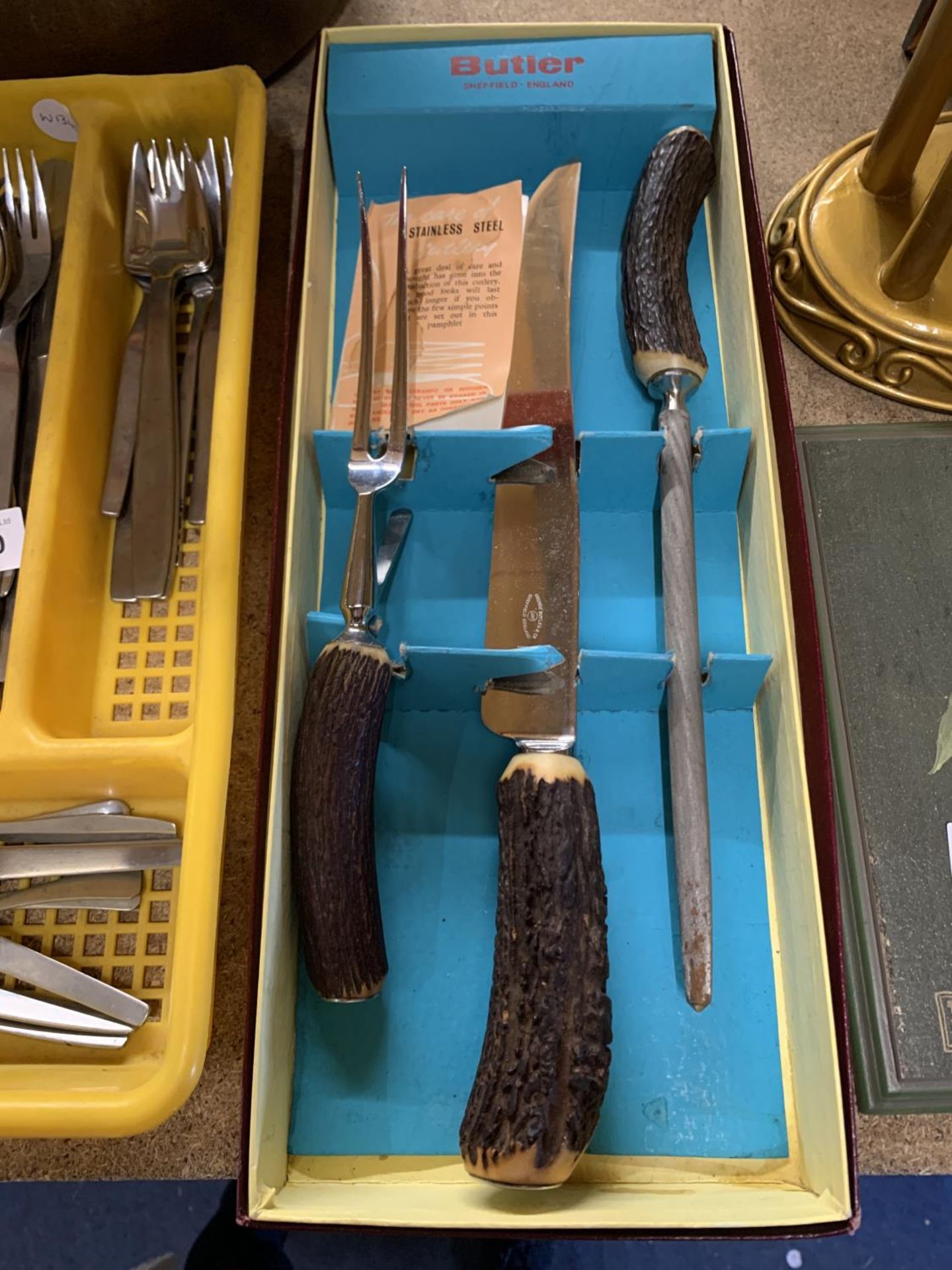 A QUANTITY OF STAINLESS STEEL CUTLERY IN TRAY, TWO BRASS BUCKETS WITH A FURTHER BOXED "BUTLER" - Bild 3 aus 4