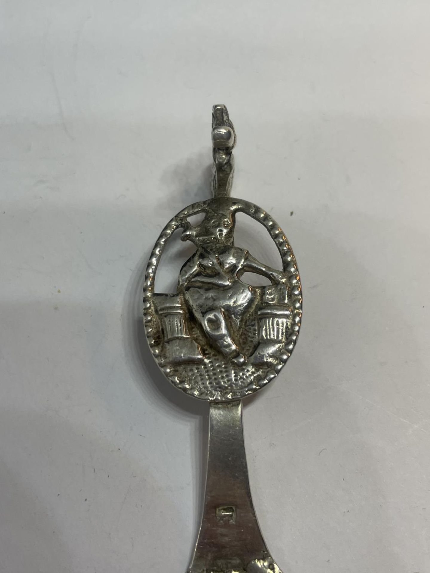A CONTINENTAL SILVER SPOON - Image 3 of 4