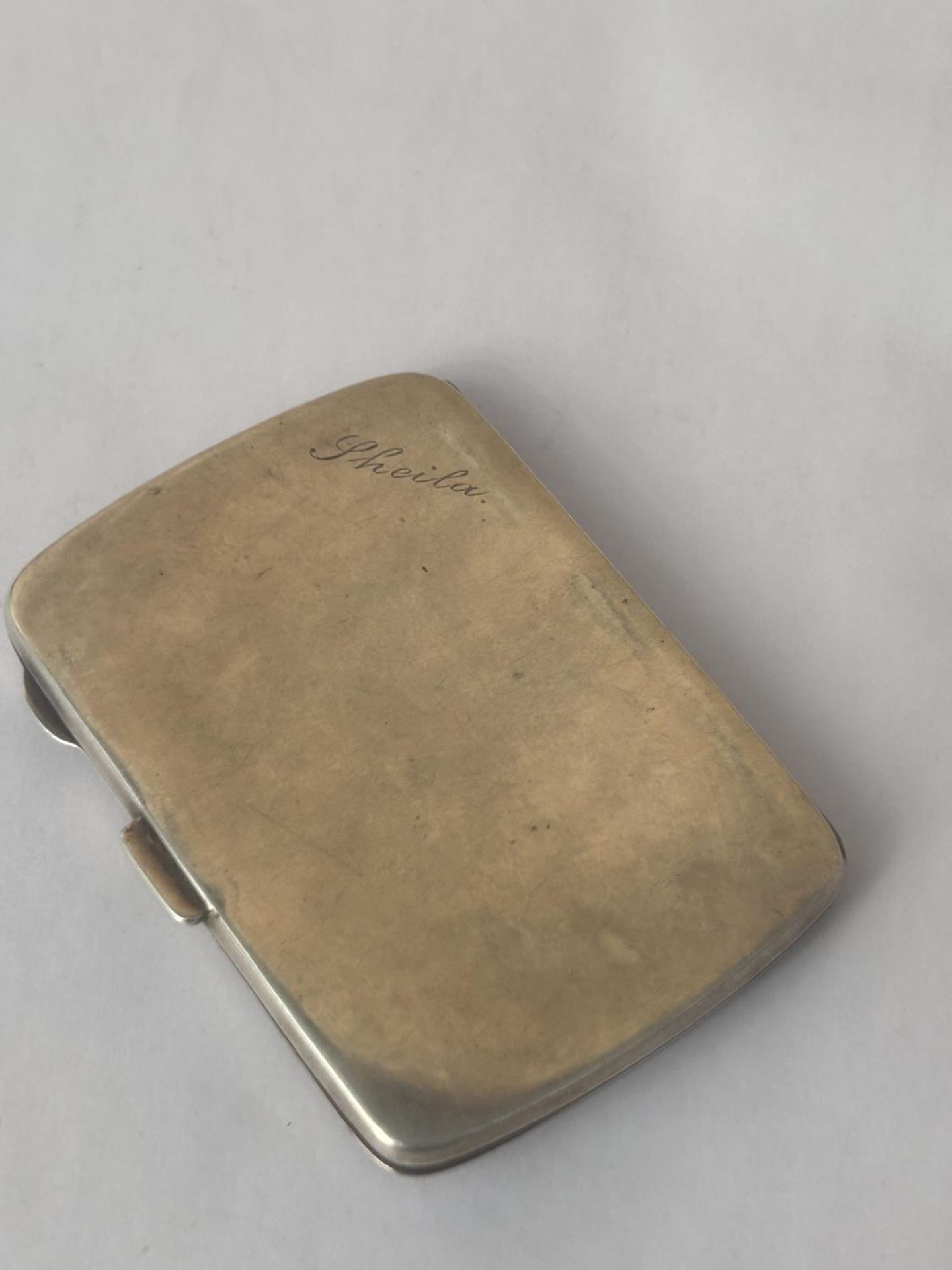 A GEORGE V HALLMARKED SILVER AND GUILLOCHE ENAMELED CIGARETTE CASE, BY HENRY MATTHEWS BIRMINGHAM - Bild 5 aus 5