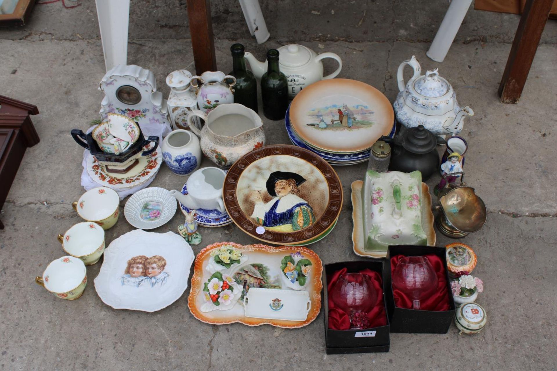 AN ASSORTMENT OF ITEMS TO INCLUDE CERAMIC PLATES, A CLOCK AND CUPS ETC