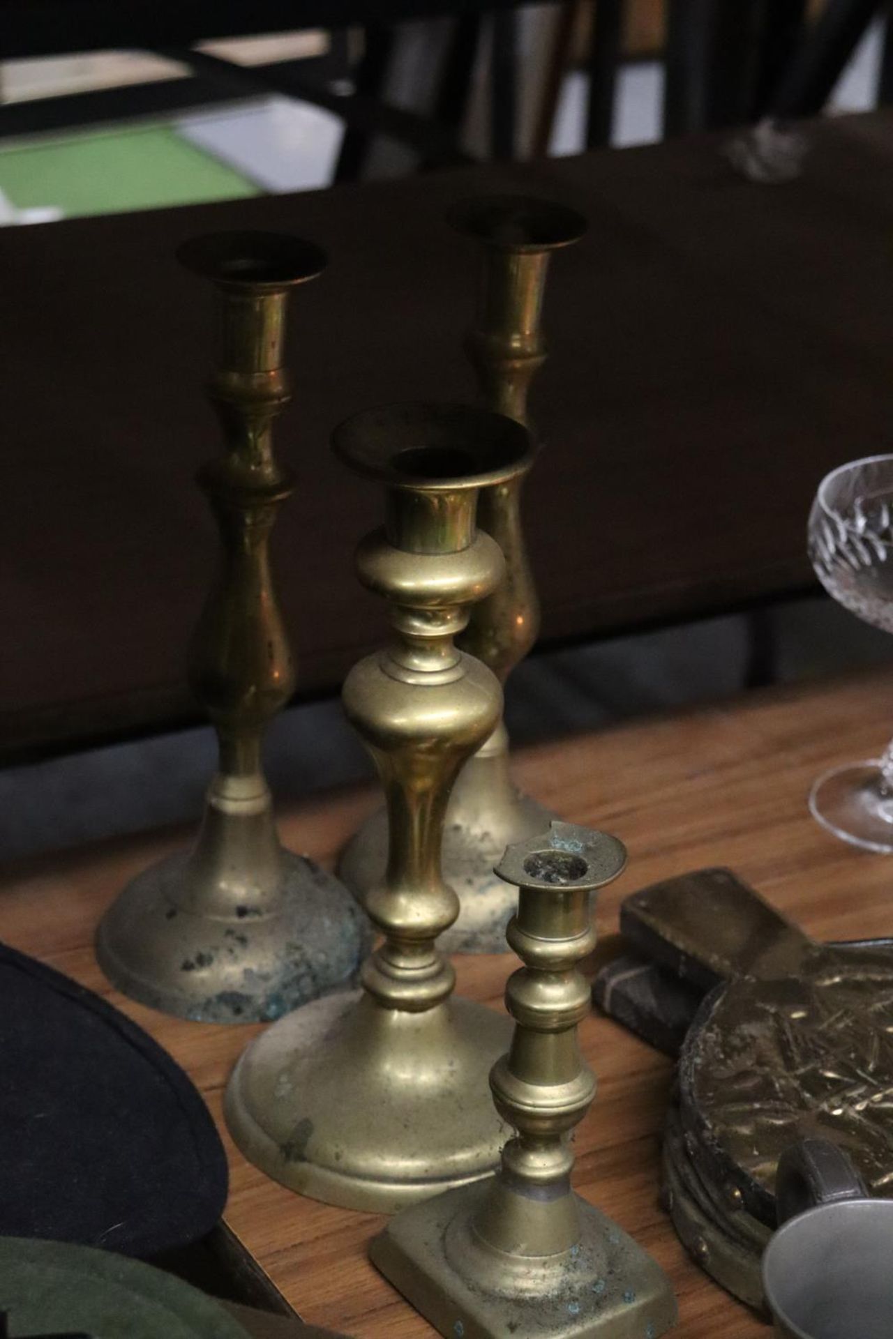A MIXED LOT OF BRASSWARE TO INCLUDE FOUR CANDLE STICKS, A BRASS AND LEATHER FIRE BELLOWS PLUS A - Bild 6 aus 6