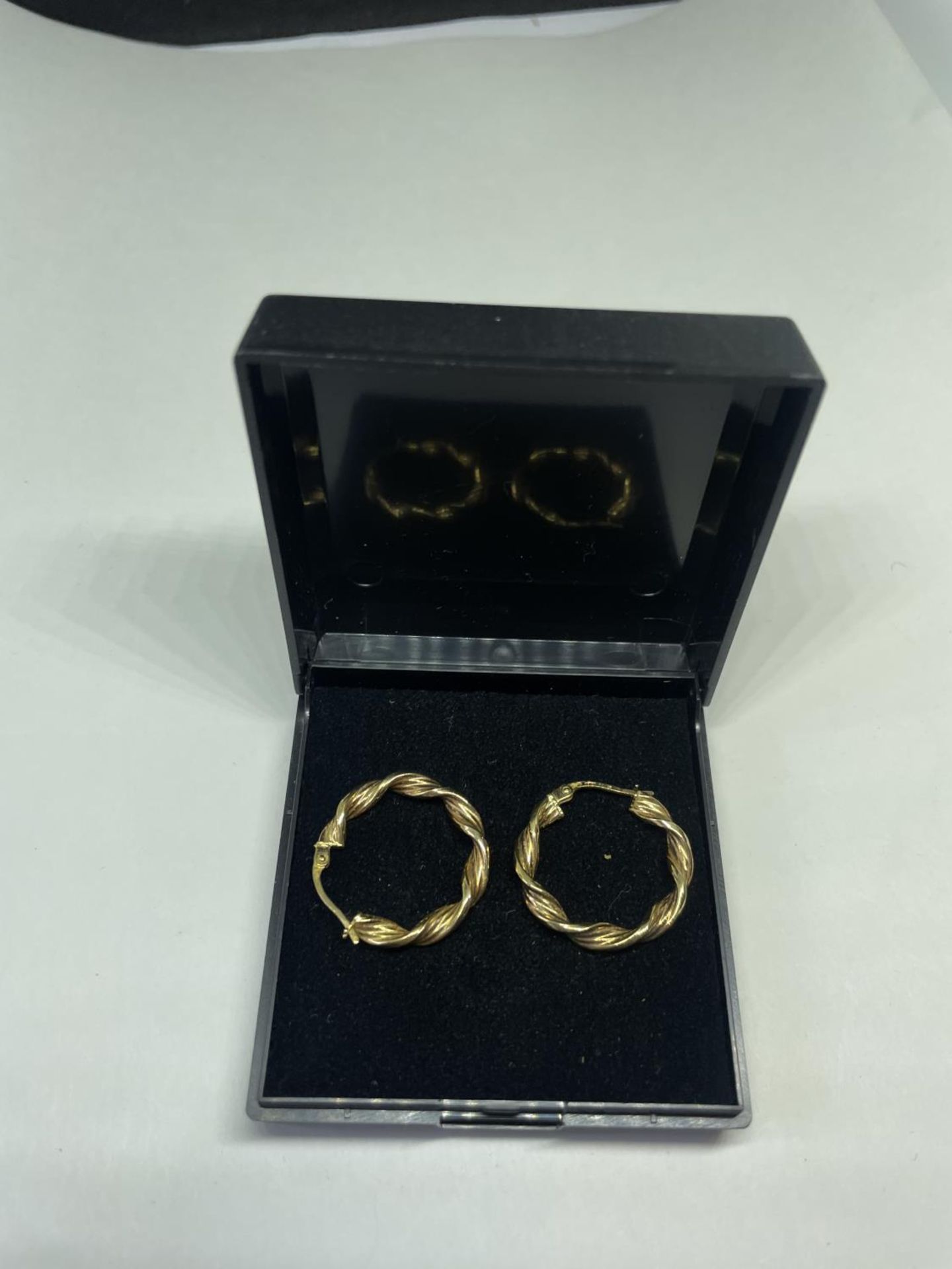 A PAIR OF 9 CARAT GOLD EARRINGS