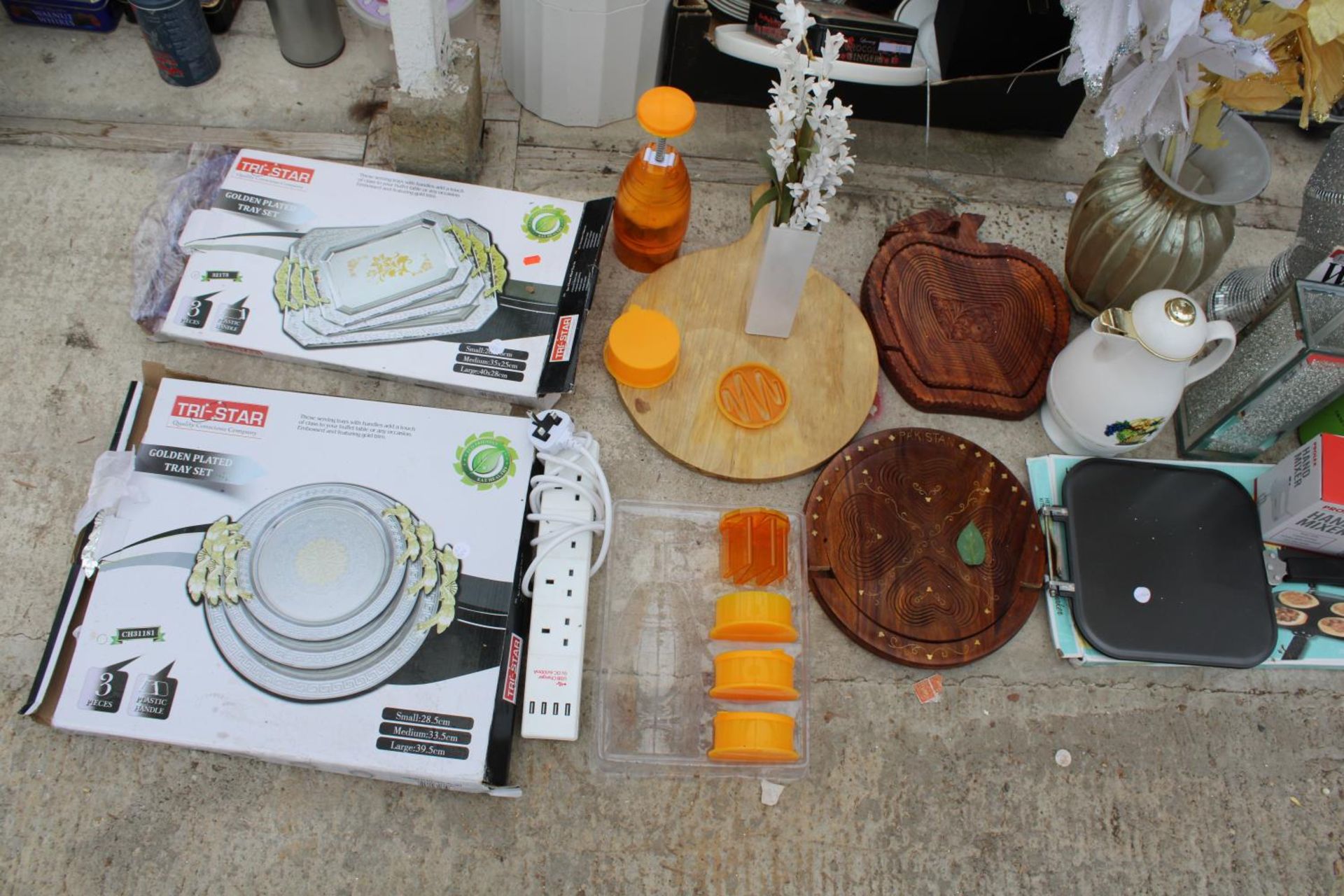 AN ASSORTMENT OF HOUSEHOLD ITEMS TO INCLUDE SERVING TRAYS, ARTIFICIAL FLOWERS AND VASES ETC - Image 4 of 4