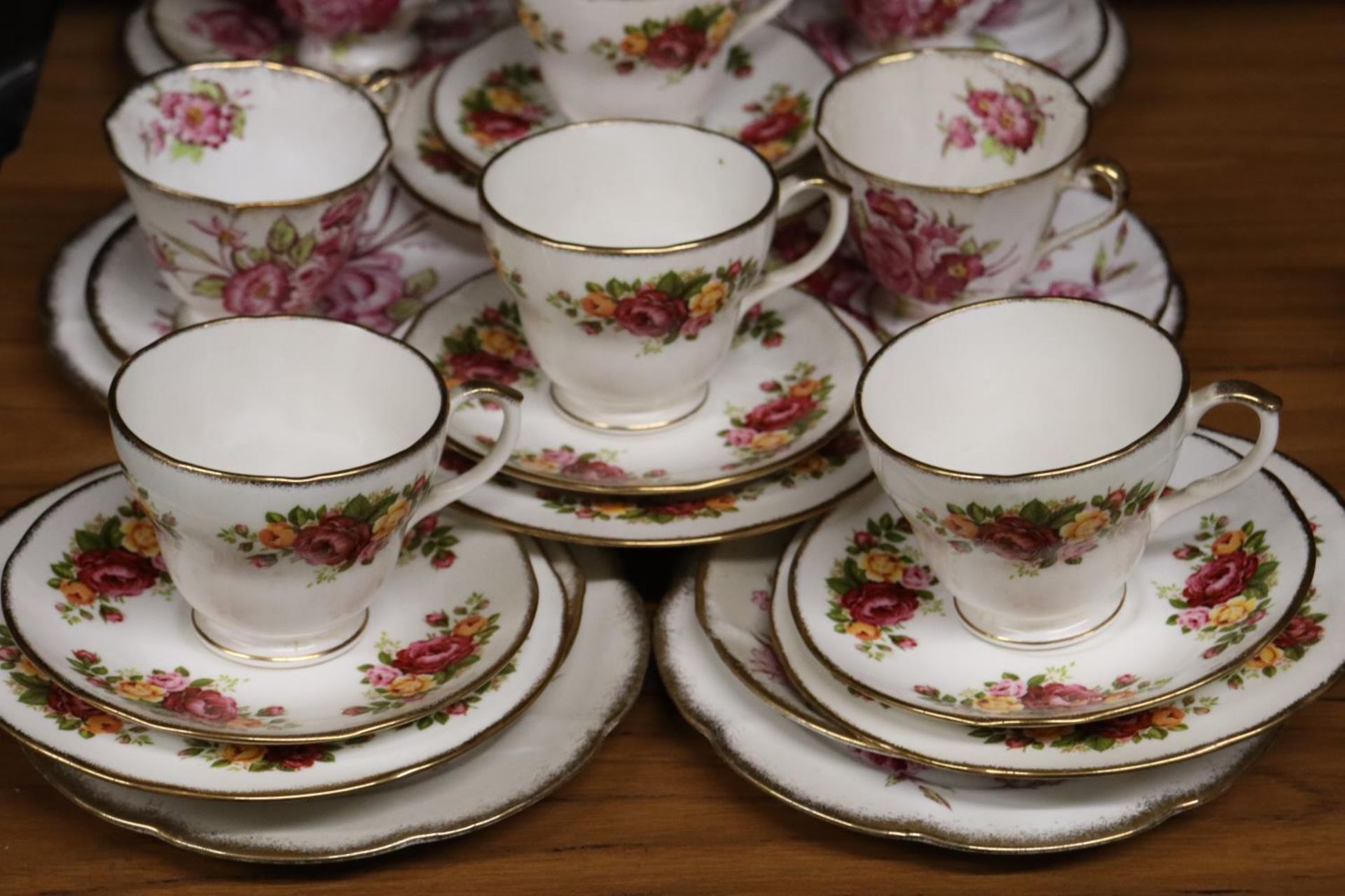 A COLLECTION OF VINTAGE CHINA TRIOS TO INCLUDE FENTON AND ROSLYN, PLUS CAKE PLATES, A CREAM JUG - Image 2 of 5