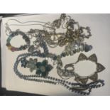 A QUANTITY OF COSTUME JEWELLERY TO INCLUDE BROOCHES, BRACELETS AND NECKLACES
