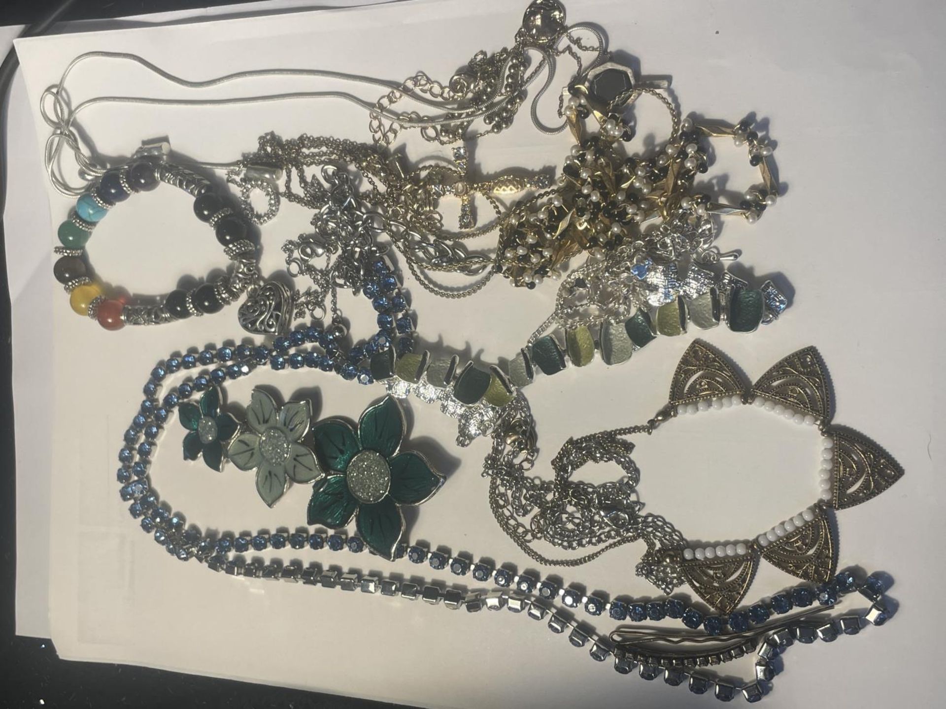 A QUANTITY OF COSTUME JEWELLERY TO INCLUDE BROOCHES, BRACELETS AND NECKLACES