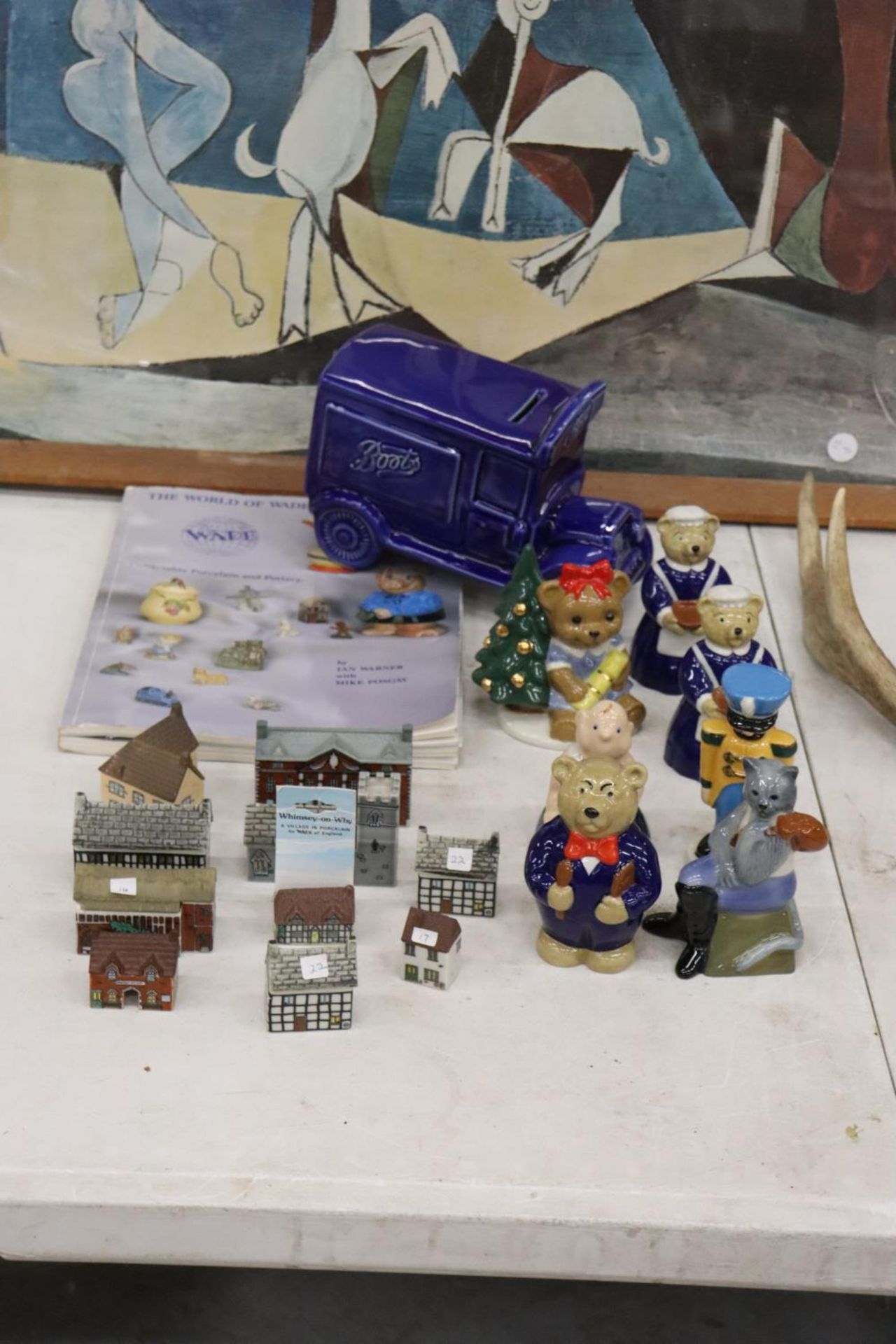A QUANTITY OF WADE FIGURES TO INCLUDE DADDY BEAR, MUMMY BEAR, TOY SOLDIER ETC TOGETHER WITH A "