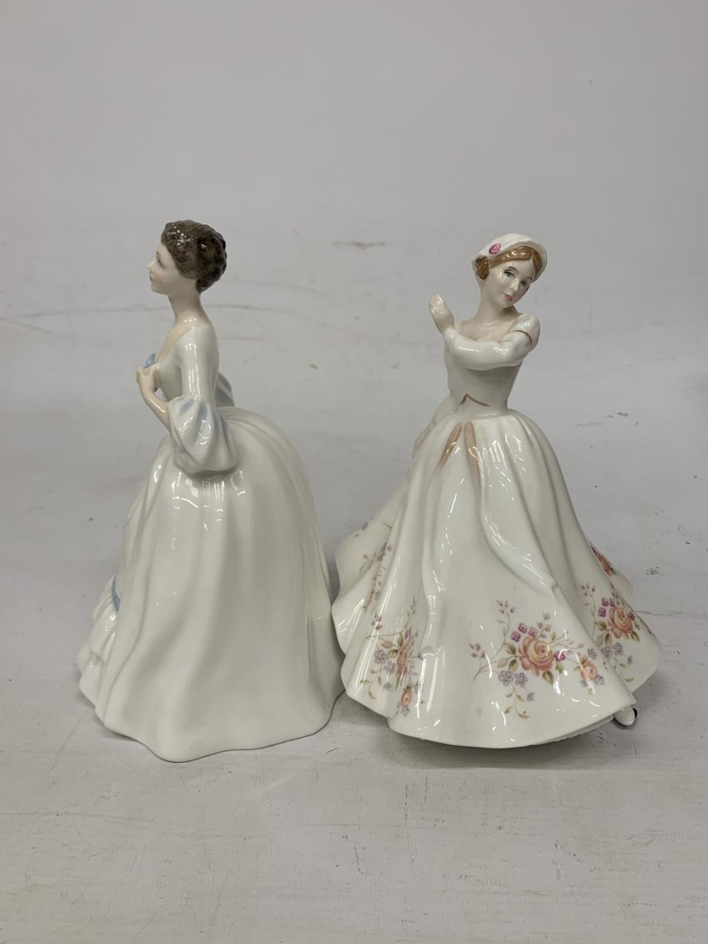 TWO ROYAL DOULTON FIGURES "ROSEMARY" HN 3143 AND "KELLY" HN 3222 - Bild 3 aus 4