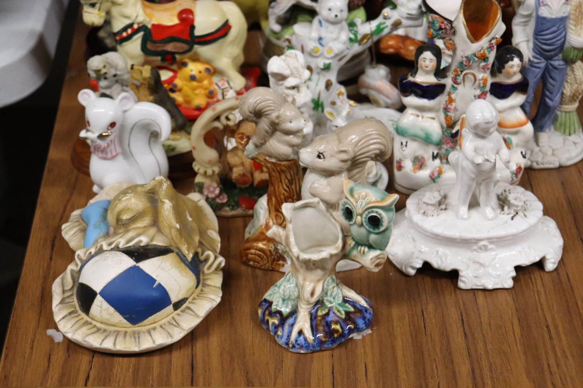 A COLLECTION OF FIGURES TO INCLUDE DOGS, RABBITS, A PENGUIN, STAFFORDSHIRE STYLE, CLOWNS, ETC - Image 2 of 7