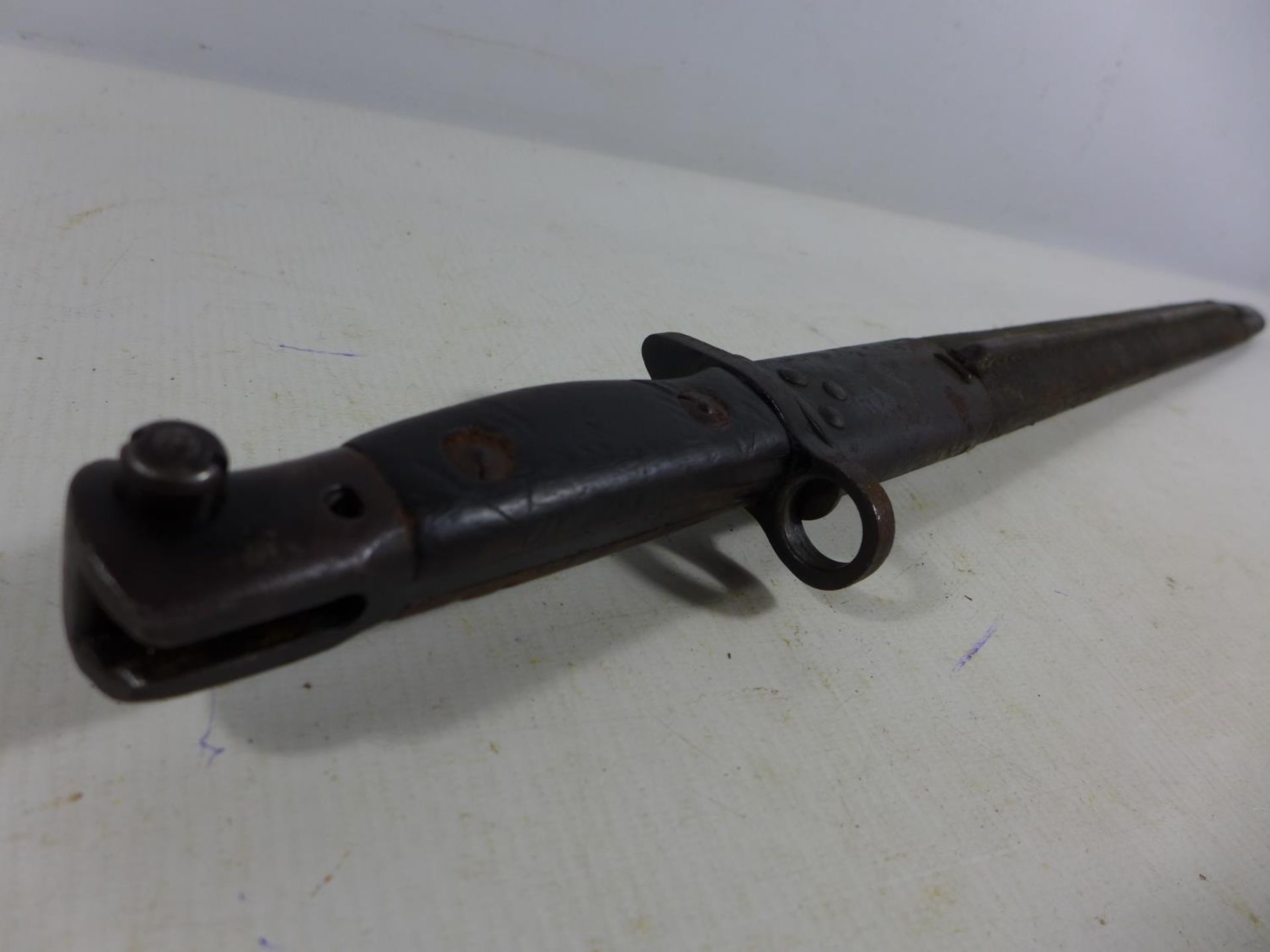 A BRITISH WORLD WAR I 1907 PATTERN BAYONET AND SCABBARD, 43CM BLADE, LENGTH 57CM - Image 6 of 6