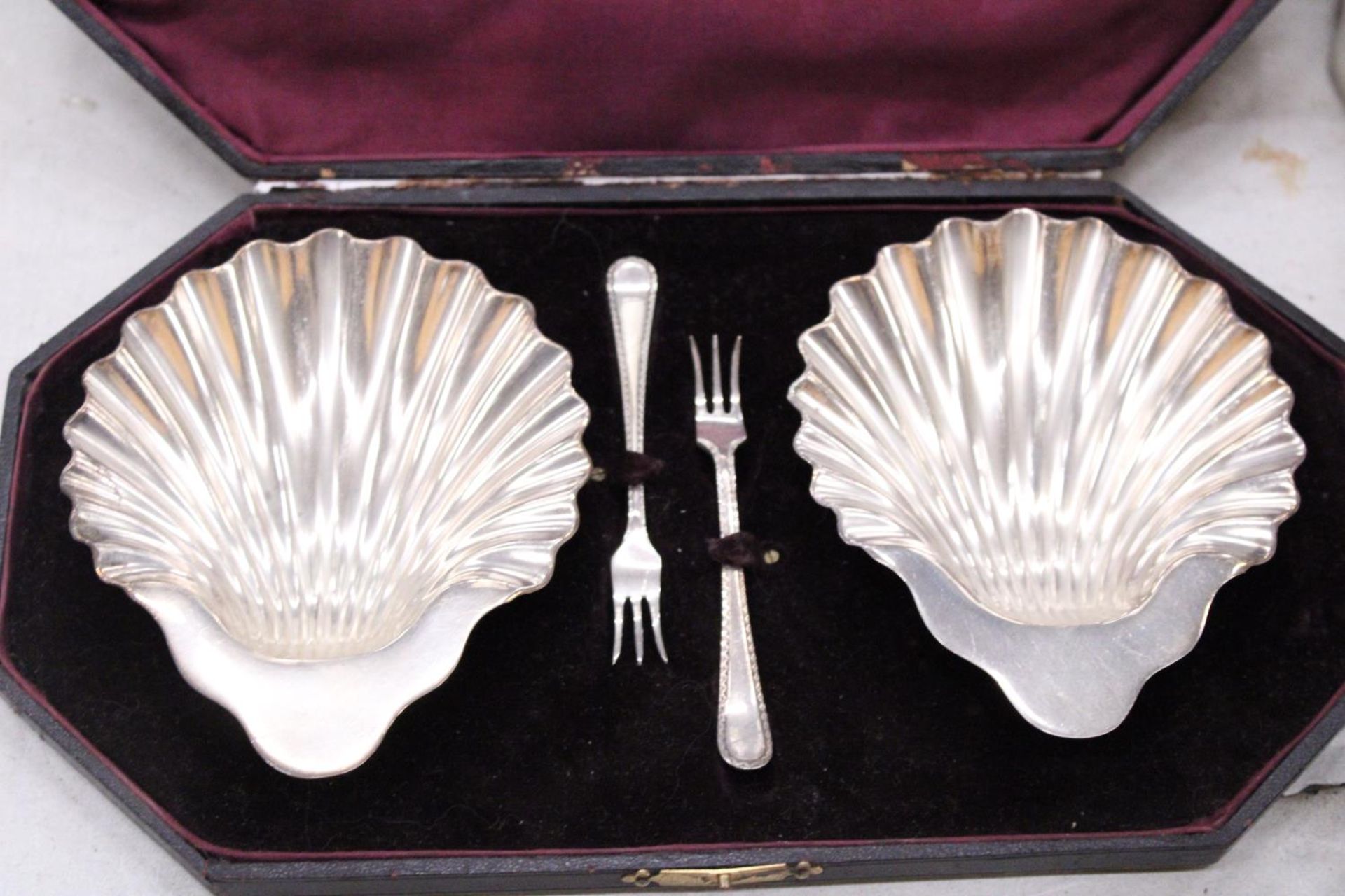 A BOXED SILVER PLATED "SHELLS AND FORK" OYSTER SET - Image 4 of 6