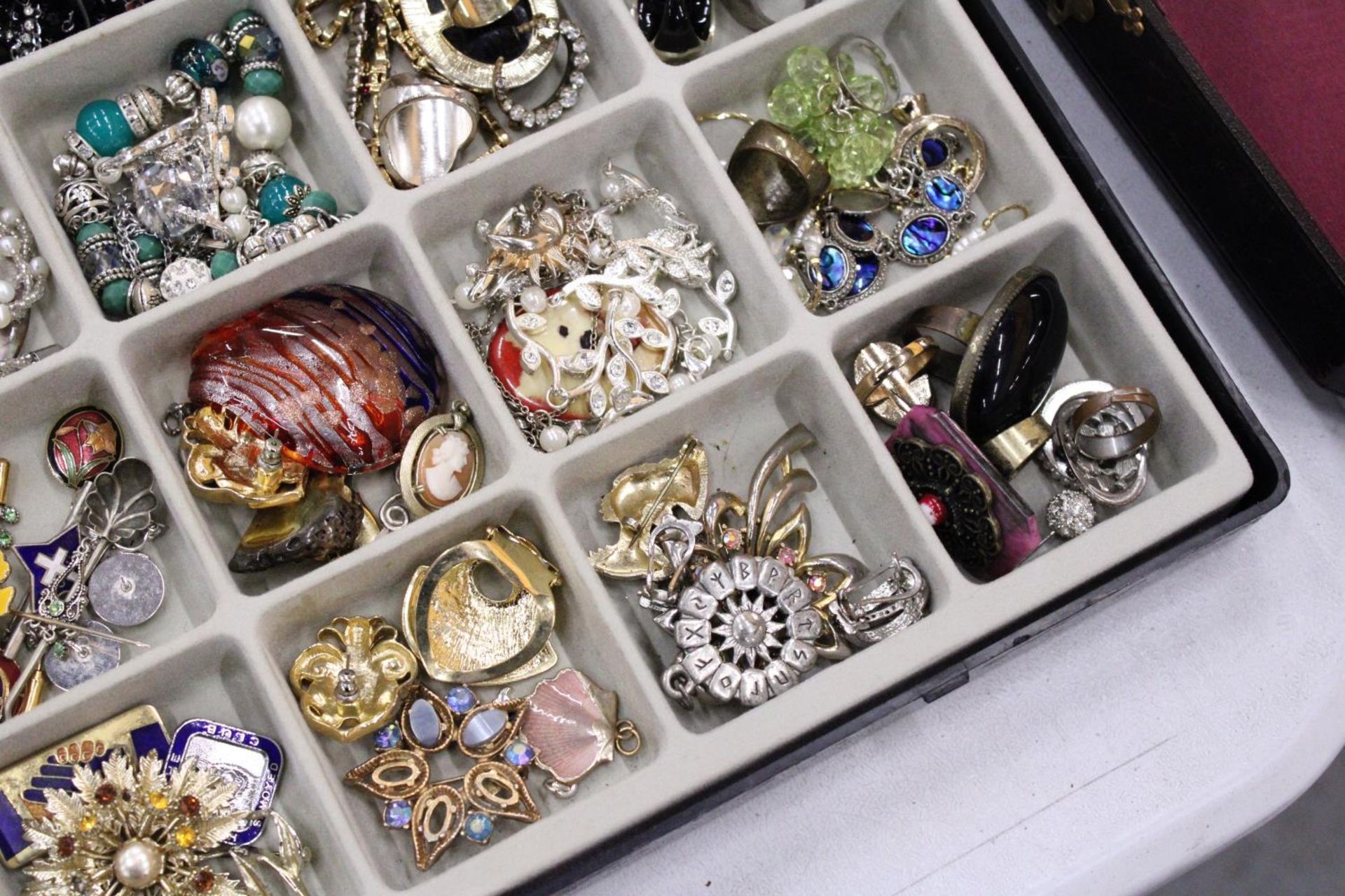 A QUANTITY OF COSTUME JEWELLERY IN DISPLAY CASE - Image 4 of 5