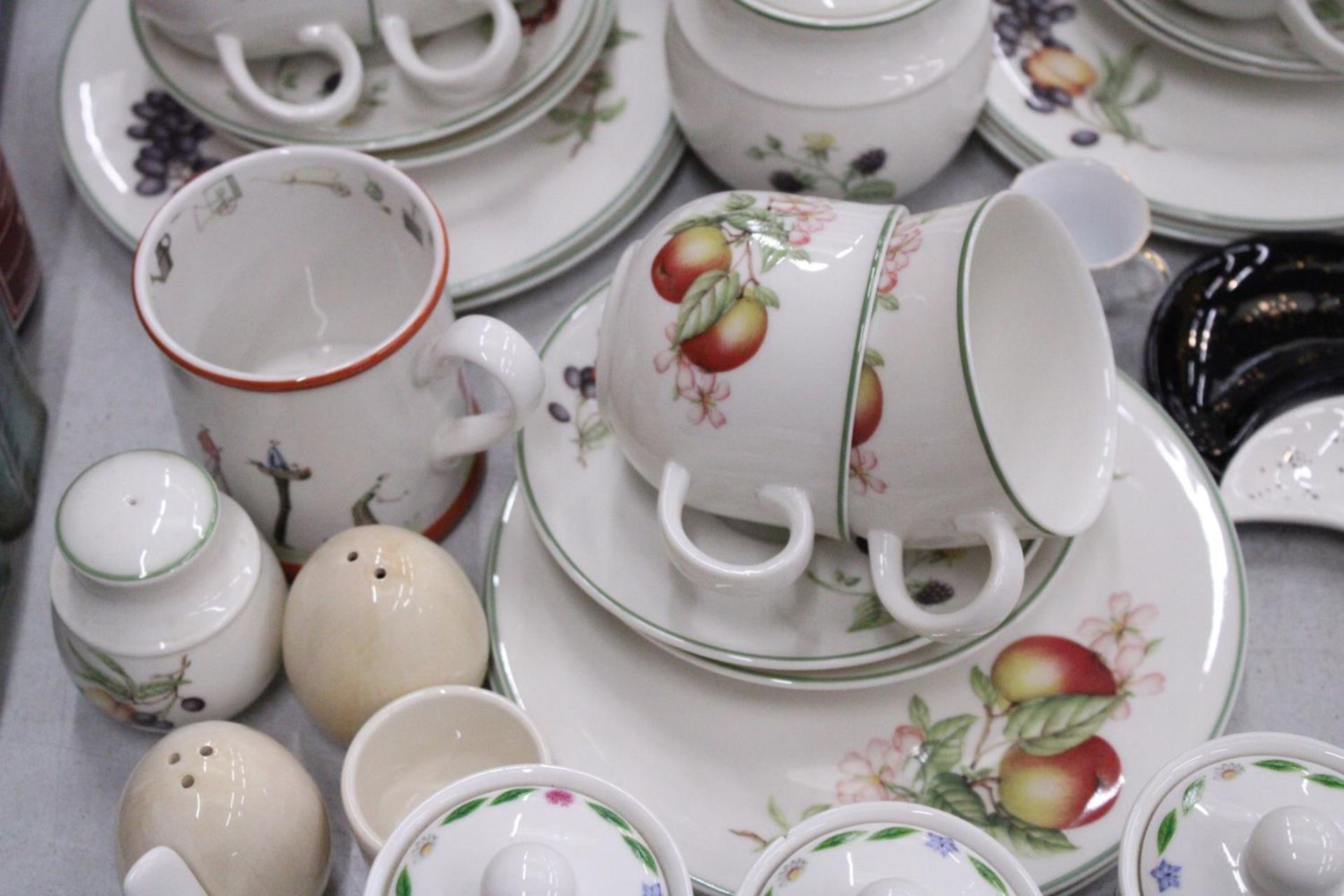 A QUANTITY OF MARKS AND SPENCERS DINNERWARE TO INCLUDE VARIOUS SIZES OF PLATES, A CREAM JUG, SUGAR - Bild 3 aus 7