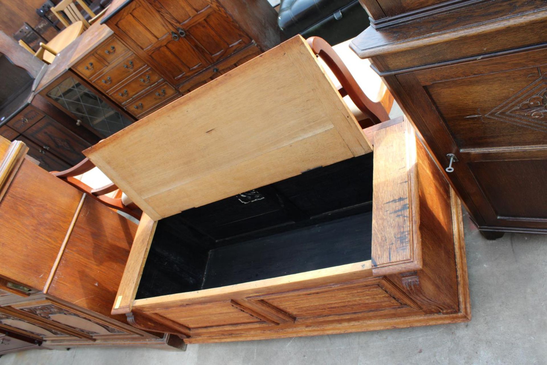 A MID 20TH CENTURY OAK LINEN CHEST WITH 2 PANEL FRONT, 48" WIDE - Image 3 of 4