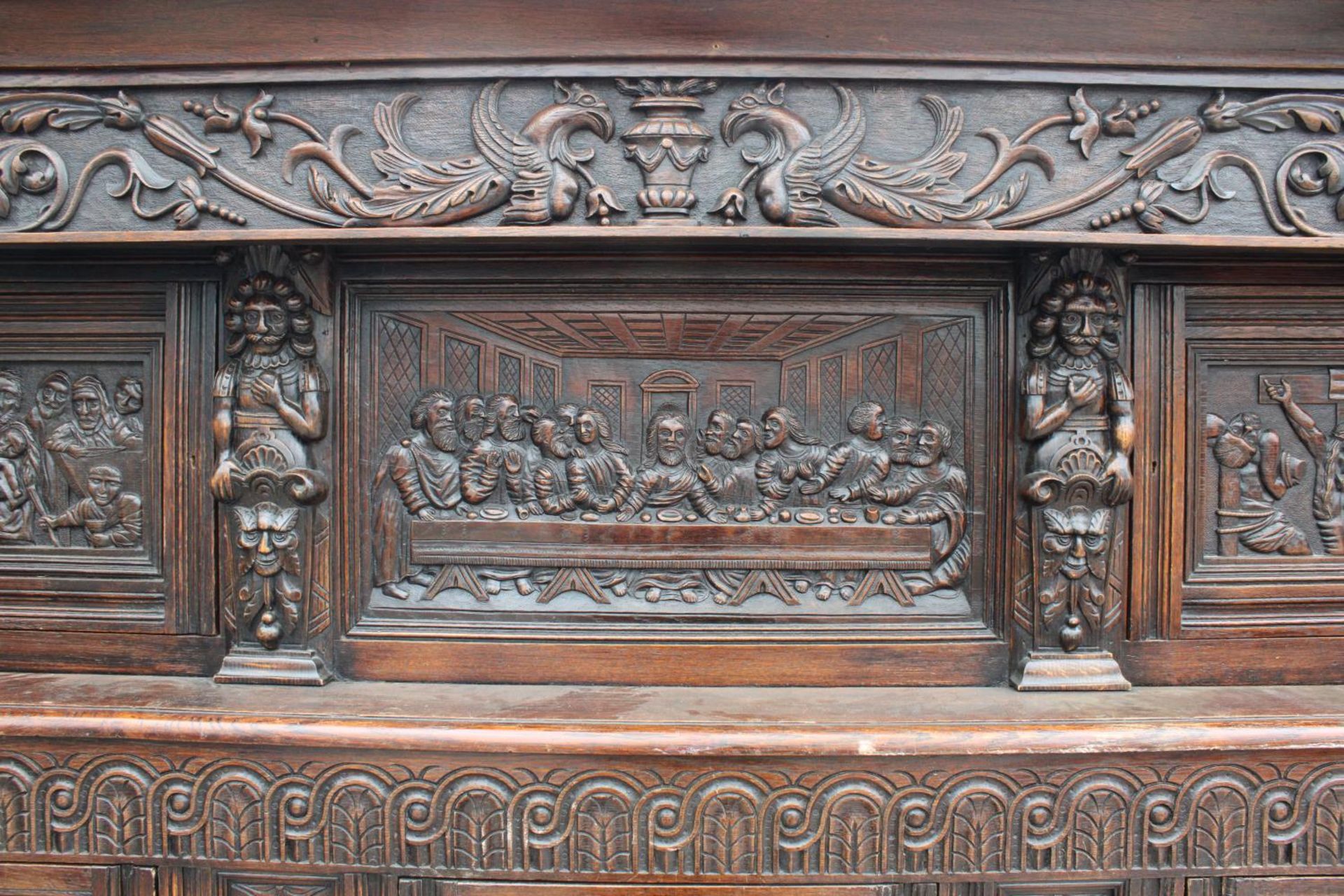 AN OAK GEORGE III STYLE COURT CUPBOARD WITH CARVED PANELS, THREE DEPICTING THE BIRTH AND - Bild 4 aus 13