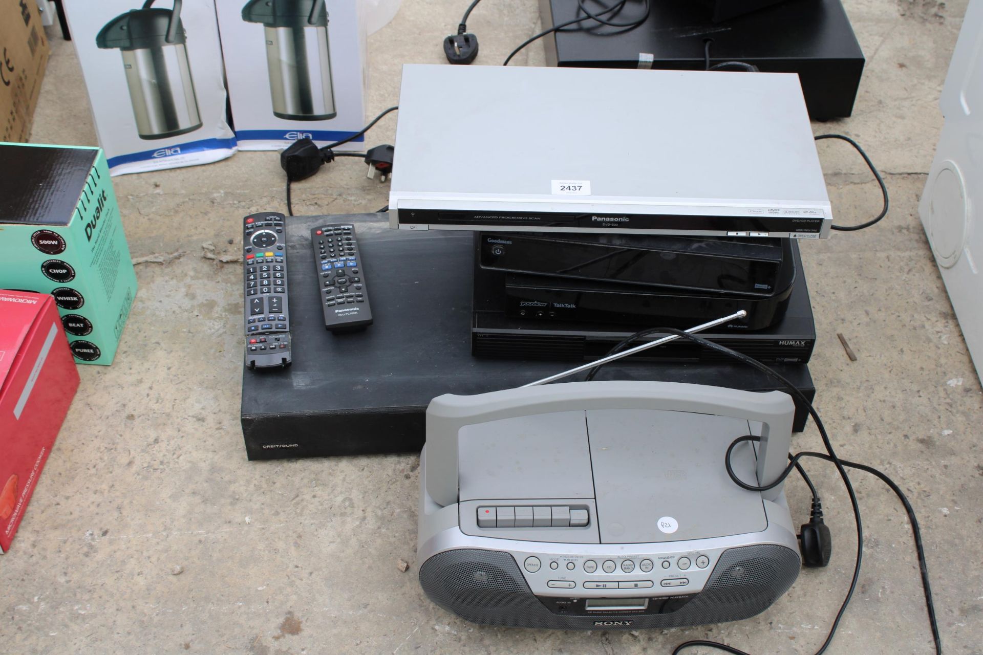 AN ASSORTMENT OF ITEMS TO INCLUDE A SONY CD PLAYER AND A PANASONIC DVD PLAYER ETC