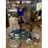 A MIXED LOT OF GLASSWARE TO INCLUDE PAPERWEIGHTS, MURANO GLASS CLOWN FIGURINE ETC
