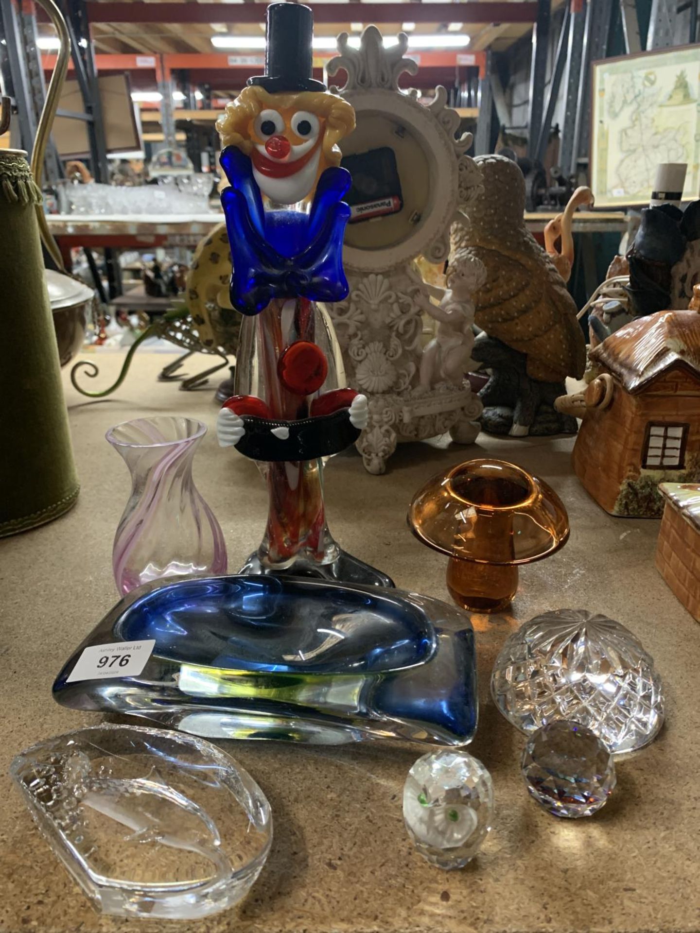 A MIXED LOT OF GLASSWARE TO INCLUDE PAPERWEIGHTS, MURANO GLASS CLOWN FIGURINE ETC
