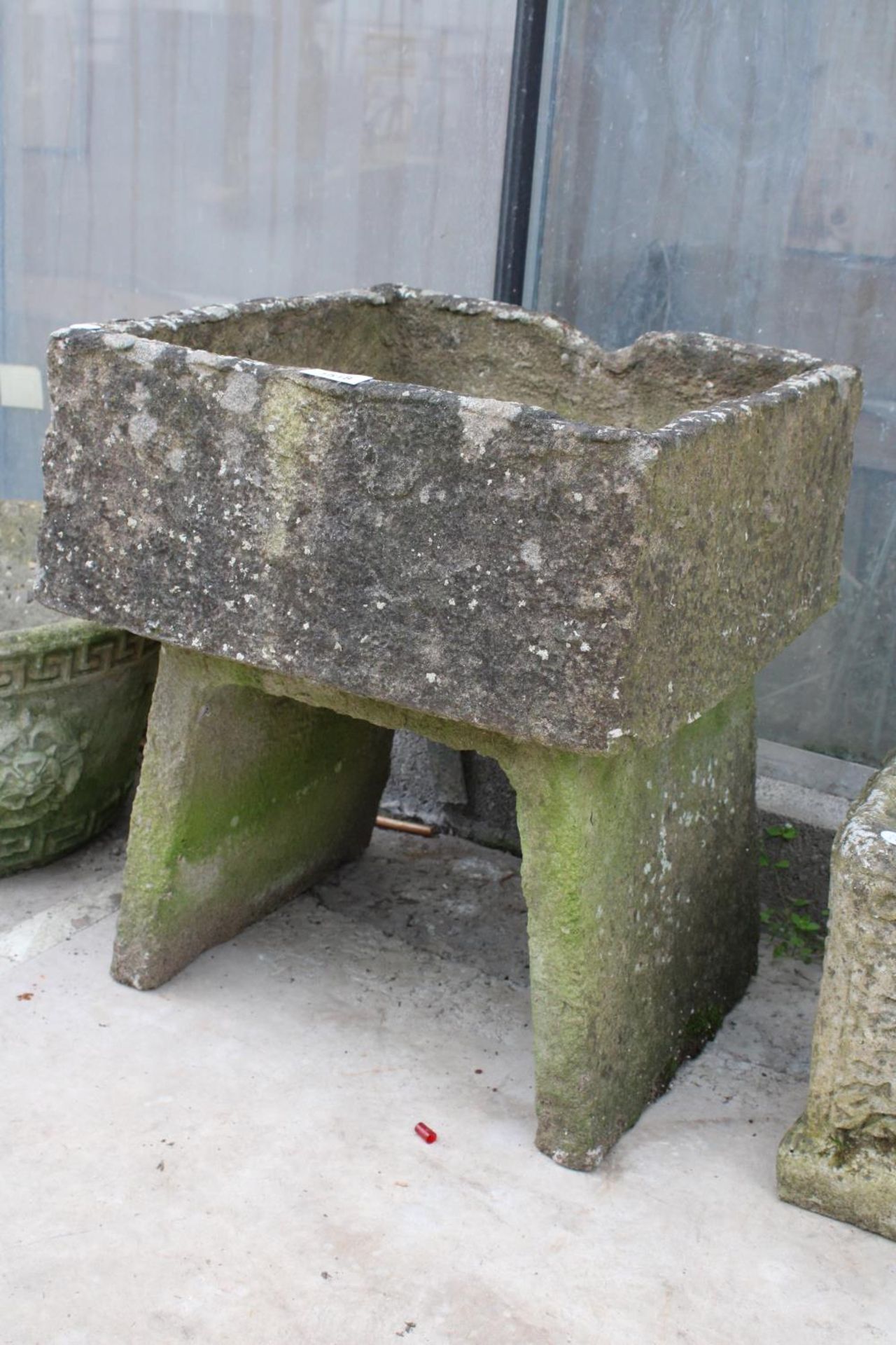A SQUARE RECONSTITUTED STONE PLANTER WITH PEDESTAL BASE (H:49CM) - Image 4 of 4