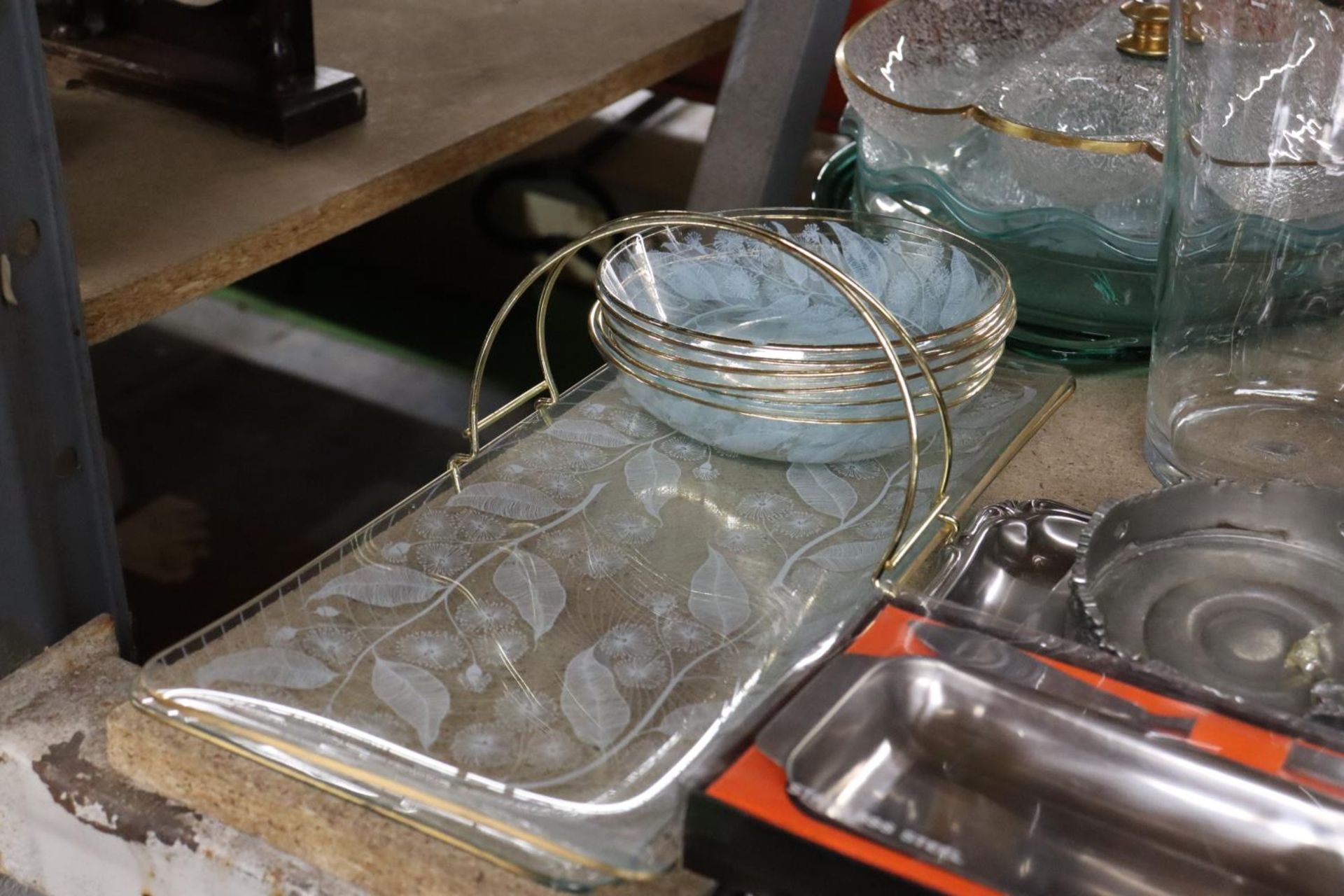 A QUANTITY OF GLASSWARE TO INCLUDE A VASE, PLATES, BOWLS, ETC - Image 3 of 5