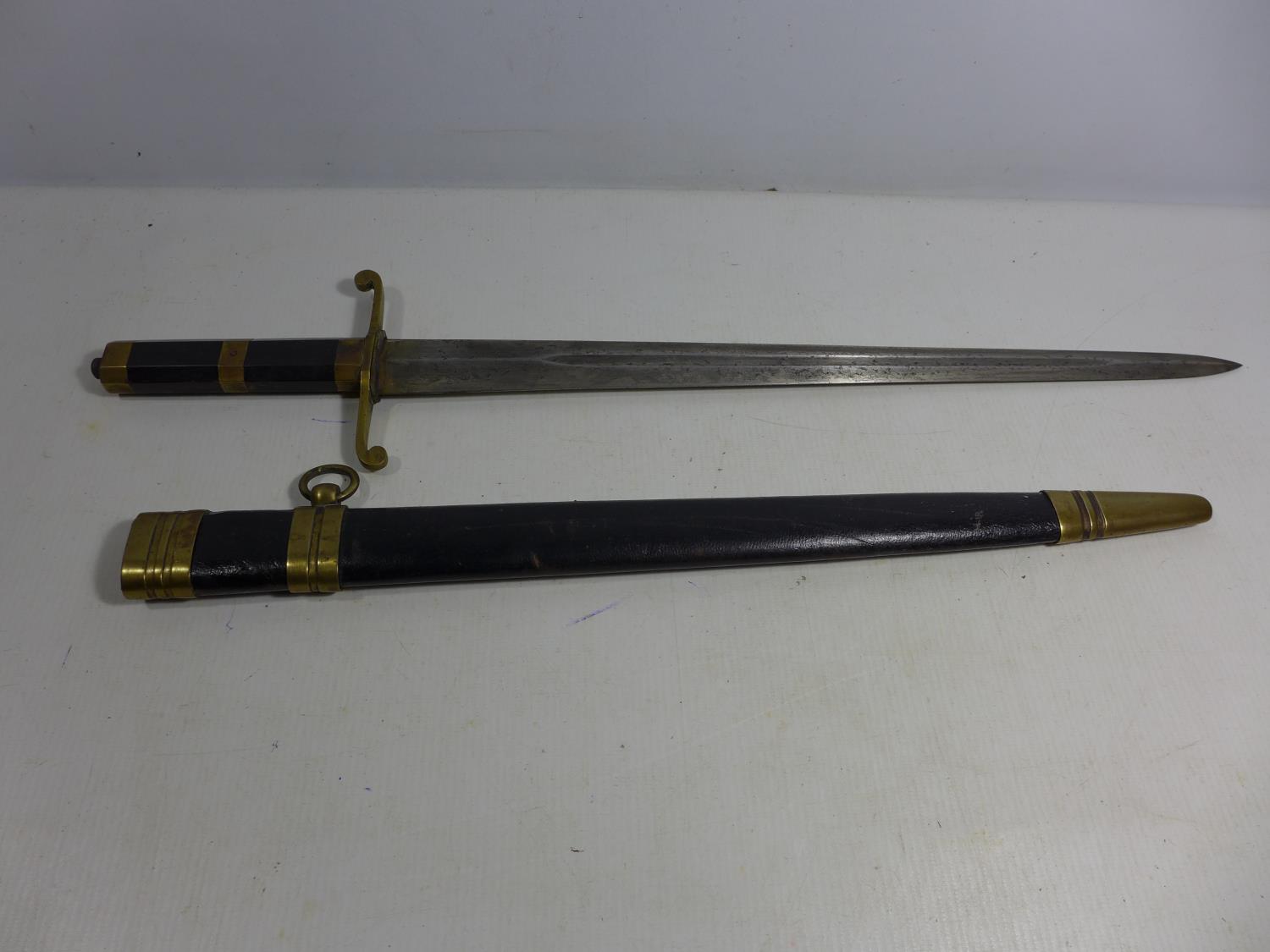 A VINTAGE HUNTING SWORD AND SCABBARD, 42CM BLADE, LENGTH 58CM - Bild 2 aus 5