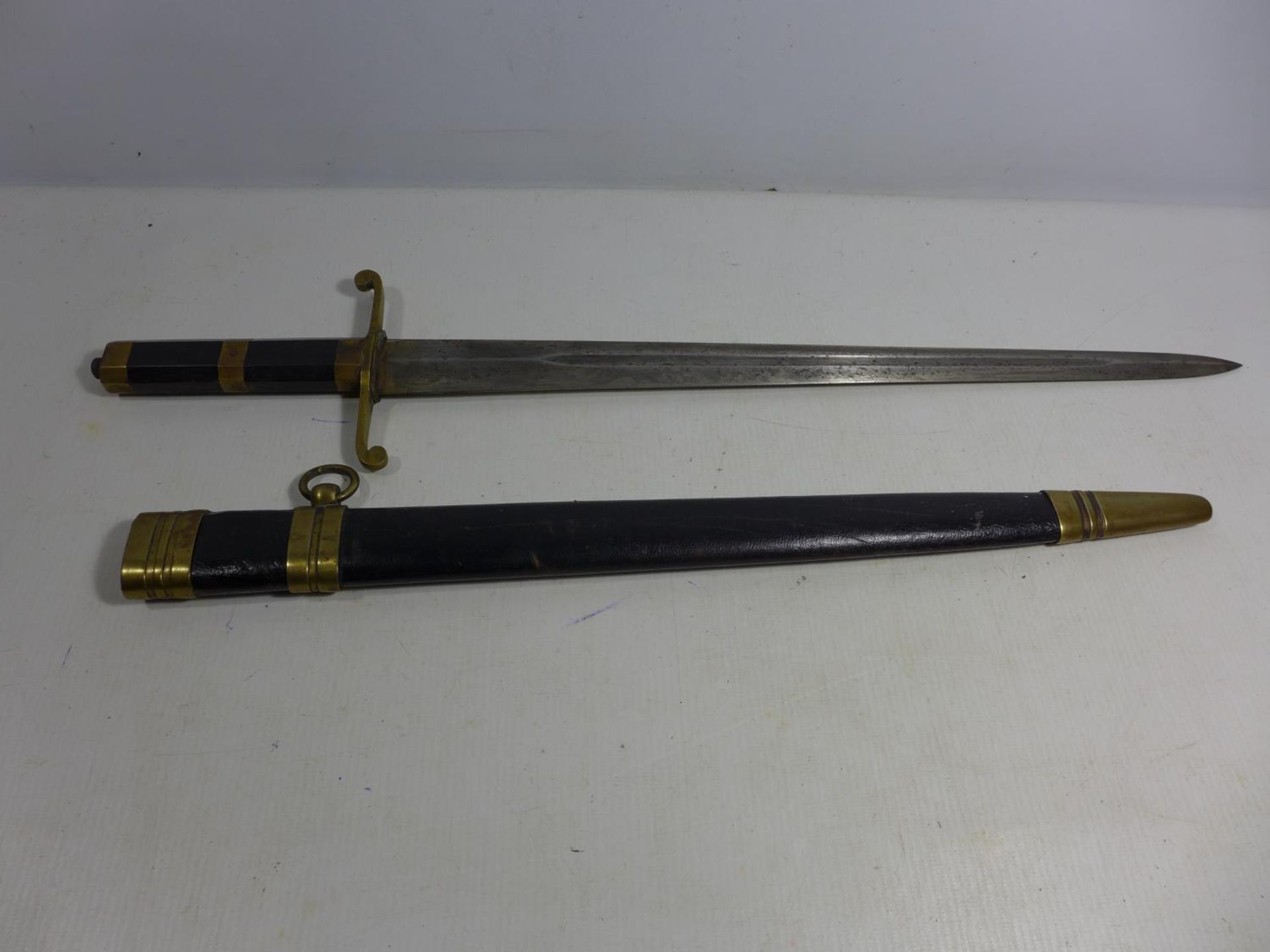 A VINTAGE HUNTING SWORD AND SCABBARD, 42CM BLADE, LENGTH 58CM - Image 2 of 5