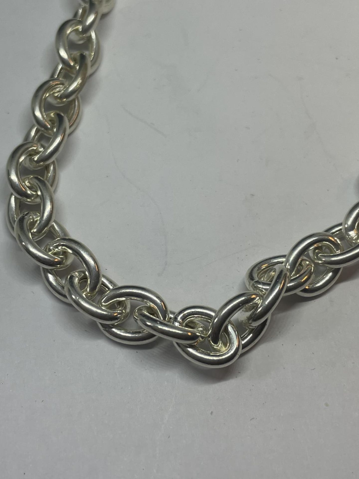 A SILVER T BAR NECK CHAIN LENGTH 18" - Image 2 of 3