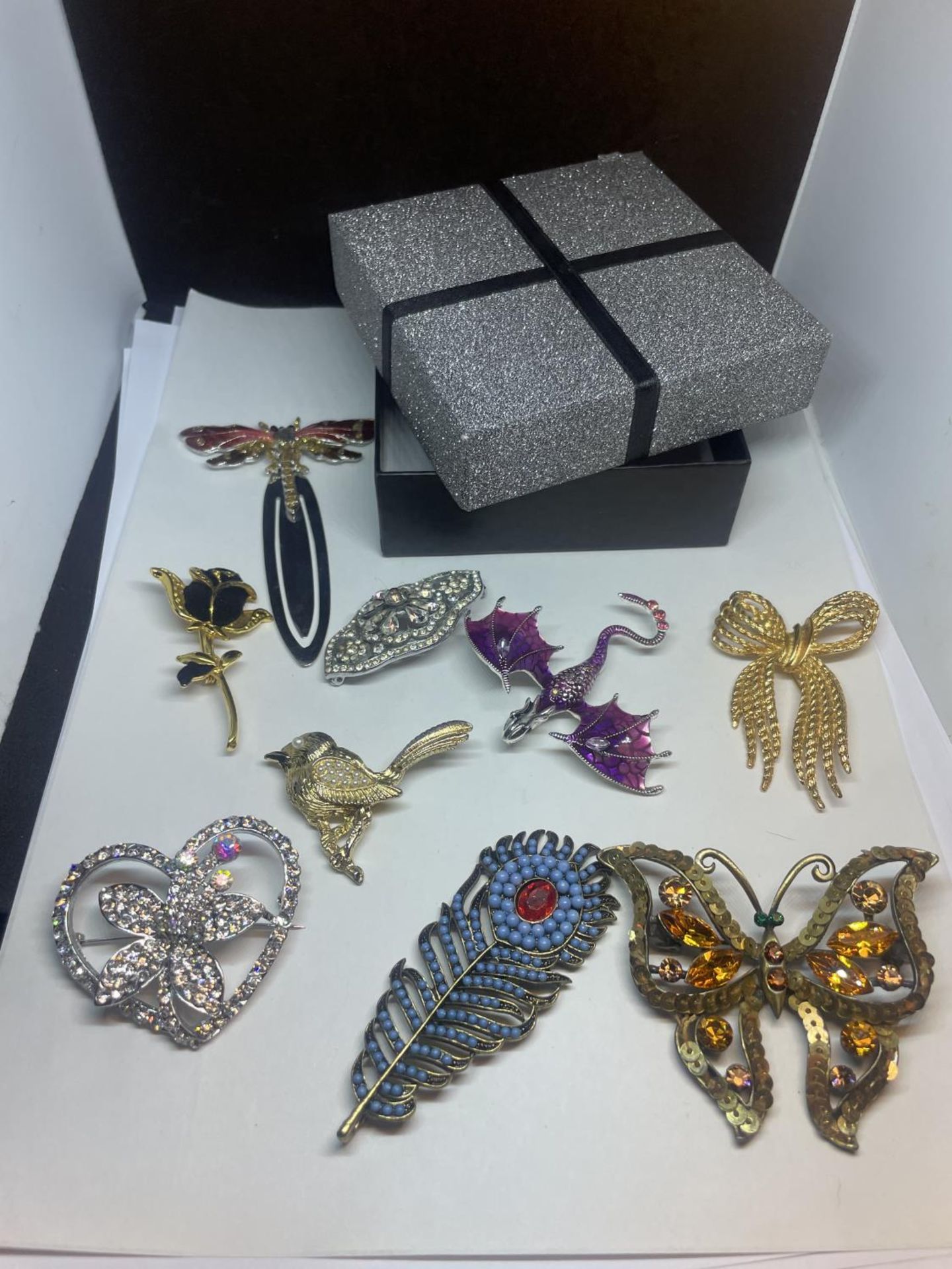 A QUANTITY OF BROOCHES