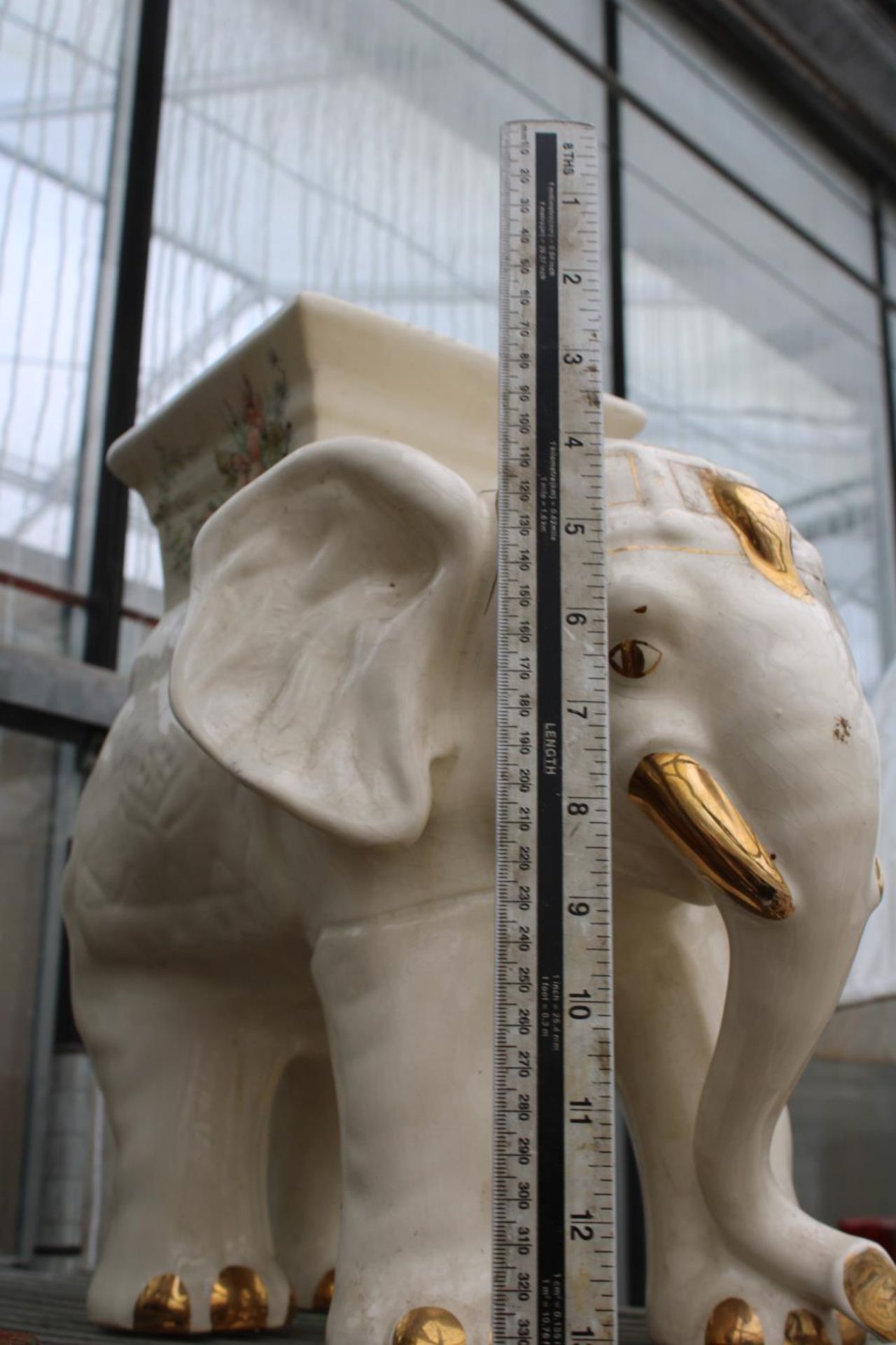 A DECORATIVE CERAMIC ELEPHANT JARDINAIRE STAND - Bild 2 aus 5